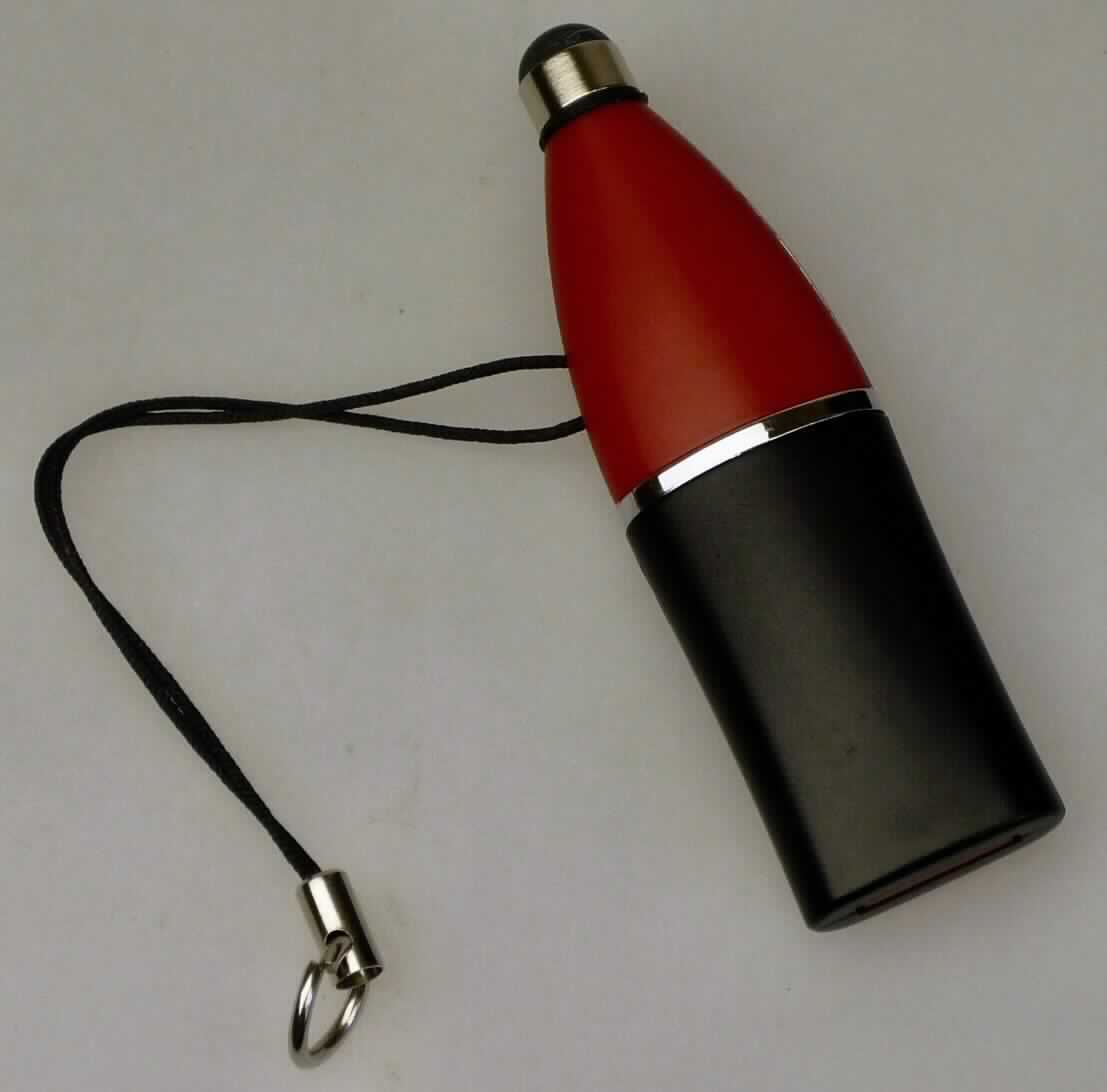Der sog. "USB-Stick Touch" (Artikel-Nr.: 15670) besteht aus einer mit elektronischen Flash-Speicherbausteinen und anderen integrierten Schaltungen sowie passiven diskreten Bauelementen bestückten Leiterplatte in einem Gehäuse (Abmessungen LxBxH: 70 mm x 20 mm x 11 mm) aus Kunststoff und einem Gewicht von 7 g. Am USB-Stick befindet sich zudem ein Schlüsselanhänger und am oberen Ende ein Touch Pen, mit dem Smartphones und andere Touchscreens bedient werden können. Er verfügt über eine USB 2.0 Anschlussvorrichtung, welche durch einen Drehmechanismus am unteren Ende herausgefahren werden kann und wird mit den Speicherkapazitäten von mind. 128 MB bis max. 128 GB geliefert. Es sind keine Aufzeichnungen vorhanden; nach seinem Anschluss an eine USB-Schnittstelle bestimmter Geräte ist er als nicht flüchtiger Datenfestspeicher zur Datenaufzeichnung und -wiedergabe geeignet.

Die Ware wird als "Halbleiter-Aufzeichnungsträger mit nicht flüchtiger Halbleiterspeichervorrichtung, ohne Aufzeichnung" eingereiht.

Anlage: 1 Abbildung