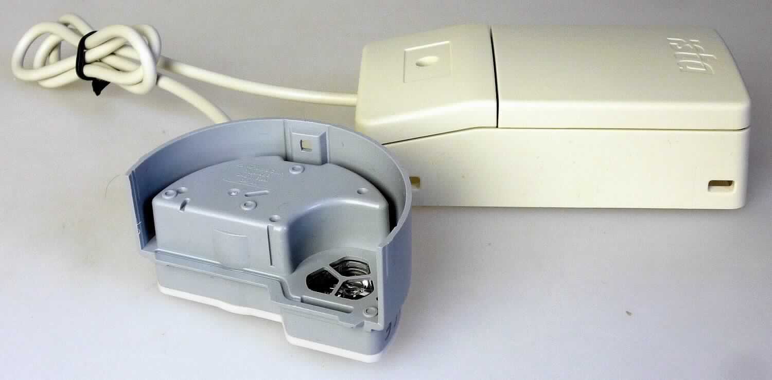 Sog. Elektronisches Funkmodul bestehend aus einem ca. 65 x 40 x 33 mm großen Gehäuse, welches über ein Kabel in funktioneller Einheit mit einem sog. Klemmkasten (ca. 99 x 55 x 29 mm) verbunden ist (äußere Form siehe Abbildung in der Anlage). Das Funkmodul besteht im Wesentlichen aus einer optischen Ausleseeinheit und einer Funkübertragungseinheit (868 MHz). Das Modul wird in einen Wasserzähler eingebaut. Es kann die Umdrehung der Modulatorscheibe optisch erfassen, daraus die Durchflussmenge (absolut) ermitteln und über die Funkübertragungseinheit an ein übergeordnetes System übermitteln. Am Klemmkasten kann ein Display (nicht Gegenstand dieser vZTA) angeschlossen werden.
Die Ware wird als "Teil, erkennbar hauptsächlich für einem Flüssigkeitszähler bestimmt" eingereiht
