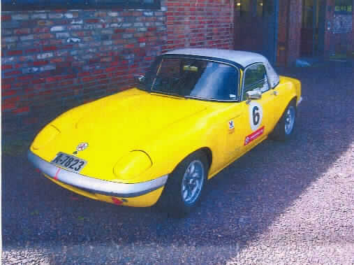 Gebrauchter Personenkraftwagen Lotus Elan, Fahrgestellnummer A-7823, Baujahr 1968, mit einem 4-Zylinder Reihenmotor mit Fremdzündung, einem Hubraum von mehr als 1500 ccm und einer Leistung von etwa 136 PS.   
Bei dem Wagen wurde ausweislich des beigefügten Schreibens der Motor verändert (größerer Hubraum und mehr Leistung). 
Von dem in einer Auflage von 9245 Exemplaren zwischen 1962 - 1973 hergestellten Modell sind heutzutage noch eine große Anzahl existent. Das Fahrzeug weist keine Besonderheiten auf, so dass er auch keinen charakteristischen Schritt in der Entwicklung der Technik des Automobilbaus verkörpert. 

Eine Einreihung als Sammlungsstück scheidet somit aufgrund der fehlenden Seltenheit und des fehlenden geschichtlichen Wertes aus.
Das Fahrzeug ist als "gebrauchter Personenkraftwagen mit Hubkolbenverbrennungsmotor mit Fremdzündung mit einem Hubraum von mehr als 1500 ccm bis 3000 ccm" einzureihen.