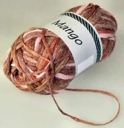 Maschengarn, sog. Handstrickgarn "MANGO color", Foto siehe Anlage,
- als Meterware in einem Knäuel aufgemacht; laut Antrag mit einer Länge von 125 m,
- laut Untersuchungsergebnis:
-- mit einer Breite von etwa 2 mm,
-- schlauchförmig gewirkt,
- laut Antrag aus 55% Baumwolle und 45% Polyacryl (synthetische Chemiefasern).

"Maschengarn"