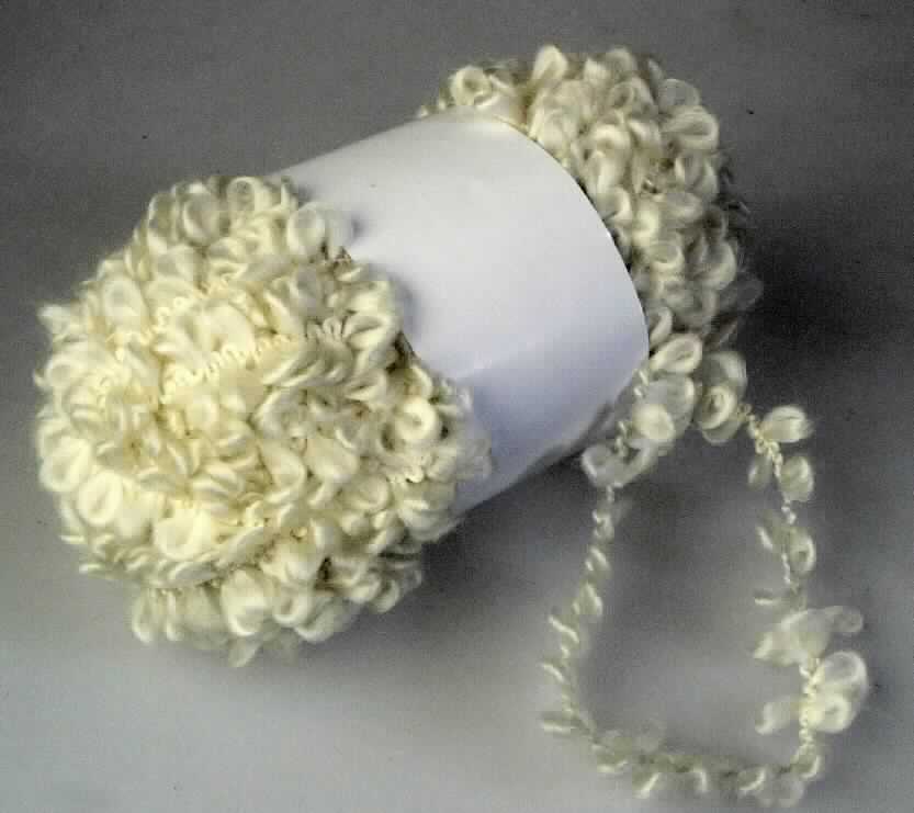 Maschengarn, sog. Handstrickgarn "TUFFO", Foto siehe Anlage,
- als Meterware in einem Knäuel aufgemacht; laut Antrag mit einer Länge von 25 m,
- laut Untersuchungsergebnis:
-- bestehend aus einer in Kettenwirk-Technik hergestellten Luftmaschenkette aus
   synthetischen Chemiefasern (laut Antrag Polyester), in die ein dickeres, gewirktes
   Schlingengarn (Maschen-Effektgarn) aus synthetischen Chemiefasern (laut Antrag
   Polyacryl) eingearbeitet ist,
-- mit einer Maschenbreite von unter 2 mm,
-- ohne aufgeschnittenen Flor, somit kein Chenillegarn.

"Maschengarn"