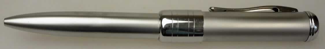 Bei dem sog. "USB Simple Pen" (Artikel-Nr.: 10550) handelt es sich um eine zusammengesetzte Ware bestehend aus einem Kugelschreiber und einem USB-Stick in Form einer mit elektronischen Flash-Speicherbausteinen und anderen integrierten Schaltungen sowie passiven diskreten Bauelementen bestückten Leiterplatte in einem Gehäuse (Abmessungen LxBxH: 141 mm x 17 mm x 17 mm) aus unedlem Metall und einem Gewicht von 30 g. Er verfügt über eine USB 2.0 Anschlussvorrichtung, welche sich im abschraubbaren hinteren Teil des Kugelschreibers befindet und kann mit den Speicherkapazitäten von mind. 128 MB bis max. 128 GB geliefert werden. Es sind keine Aufzeichnungen vorhanden; nach seinem Anschluss an eine USB-Schnittstelle bestimmter Geräte ist er als nicht flüchtiger Datenfestspeicher zur Datenaufzeichnung und -wiedergabe geeignet.

Der USB-Stick verleiht der Ware ihren Charakter.

Das Erzeugnis wird als "Halbleiter-Aufzeichnungsträger mit nicht flüchtiger Halbleiterspeichervorrichtung, ohne Aufzeichnung" eingereiht.

Anlage: 1 Abbildung