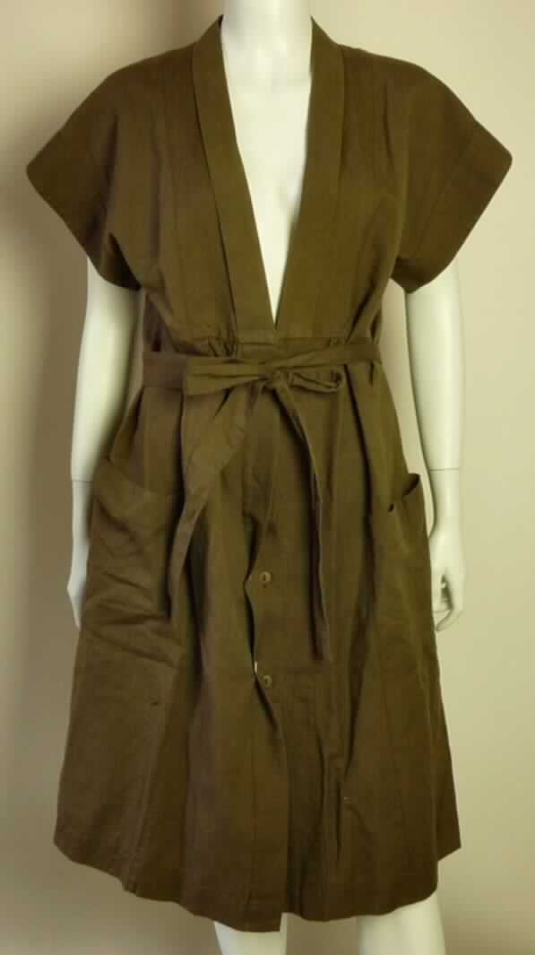 Kleid, sog. Mantelkleid, Art. Nr. 52 15-601, Größe M, Foto siehe Anlage,
- aus 0,5 mm dicken, einfarbigen Geweben aus lt. Antrag 50% Leinen und 50 % Baumwolle,
- ungefüttert,
- knielang (Rückenlänge: 106 cm), vorn etwa 4 cm länger gearbeitet,
- mit einem V-förmigen, tiefen Halsausschnitt; mit schmalem, vorn fixiertem Umlegekragen,
- vorn mit einer durchgehenden Öffnung mit Knopfverschluss von rechts über links und einem Haken;
  mit Patte; der letzte Knopf befindet sich 30 cm oberhalb des unteren Randes (damit schrittbedeckend), 
- mit kurzen Ärmeln,
- vorn mit zwei aufgesetzten Taschen unterhalb der Taille,
- mit einem auf der Rückseite durch eine breite Schlaufe gezogenen Bindegürtel,
- kann aufgrund der Länge und des Schnitts ohne ein weiteres, den Unterkörper beckendes Kleidungsstück
  (Rock oder Hose) als Kleid getragen werden (u. a. somit keine Hemdbluse der Position 6206),
- am unteren Rand durch Umschlagen und Festnähen gesäumt.

"Kleid, aus Geweben, aus Leinen, nicht nach dem Batik-Verfahren handbedruckt