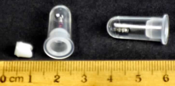 So genanntes CADCAM Abutment Set RN (Art.Nr. 040.688), in Form eines noch nicht zusammengesetzten, unfertigen künstlichen Zahnes, im Wesentlichen bestehend aus einem Abutment (künstlicher Zahnstumpf aus unedlem Metall), einem individuell hergestellten Keramikaufbau und einer Okklusalschraube aus unedlem Metall (siehe Abbildung in der Anlage). Das Abutment wird auf ein künstliches Zahnwurzelimplantat (nicht Gegenstand dieser Auskunft) gesetzt. Darauf wird dann der Keramikaufbau mit der Okklusalschraube befestigt. Abschließend wird der Keramikaufbau zum fertigen künstlichen Zahn verblendet. Die noch nicht zusammengesetzten Bestandteile sind in einem etikettierten Kunststoffbeutel verpackt.
Die Ware wird als "künstlicher Zahn für Menschen aus anderen Stoffen als Kunststoff" eingereiht.
