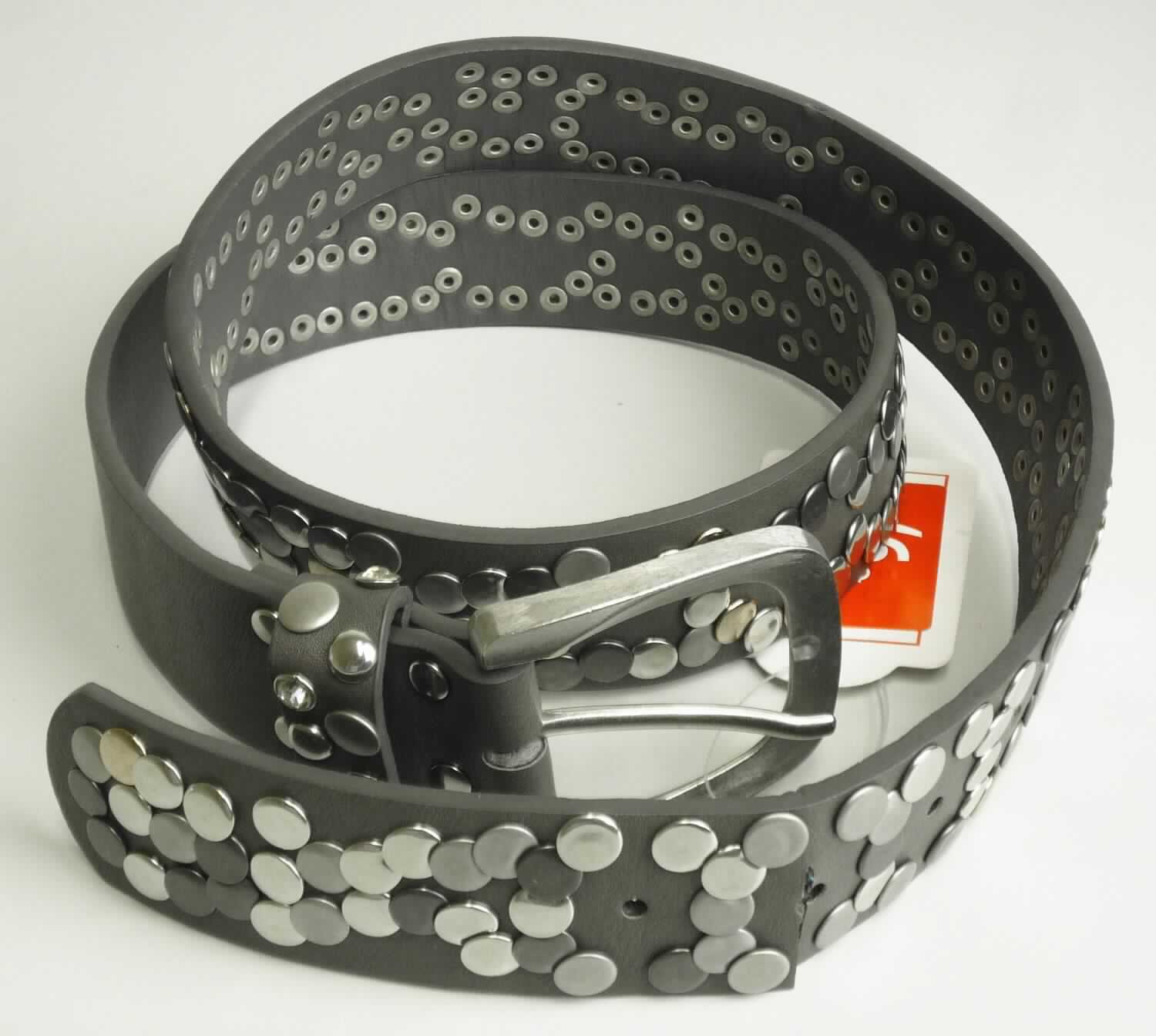 Bekleidungszubehör aus Leder (Gürtel), sog. Gürtel grau mit Nieten, Abbildung siehe Anlage, 
- aus verschiedenen Stoffen zusammengesetzte Ware,
- lt. Untersuchungsergebnis bestehend aus: 
- - einer ca. 1,2 mm dicken Außenlage aus einseitig (außen) mit einer Zellkunststofffolie überzogenem
    Gewirke aus Spinnstoffen (Meterware der Position 5903), 
- - einer ca. 2,3 mm dicken Mittellage aus rekonstituiertem Leder, 
- - einer ca. 0,4 mm dicken Außenlage aus einseitig (außen) mit einer Zellkunststofffolie überzogenem 
    Vlies aus Spinnstoffen (Meterware der Position 5603), 
- mit einer Gesamtdicke von ca. 3,9 mm, 
- das rekonstituierte Leder verleiht der zusammengesetzten Ware im Hinblick auf die Verwendung (Zugfestigkeit)
  und den Umfang (Dicke) den wesentlichen Charakter, 
- mit einem Gürtelverschluss (Schnalle) aus unedlem Metall, 
- mit einer Vielzahl von eingesetzten Nieten aus unedlen Metallen, 
- mit einer Länge von 95 cm (ohne Schnalle) und einer Breite von ca. 4 cm, 
- ohne Hinweise auf Handarbeit.

"Bekleidungszubehör (Gürtel), aus rekonstituiertem Leder, nicht handgearbeitet"