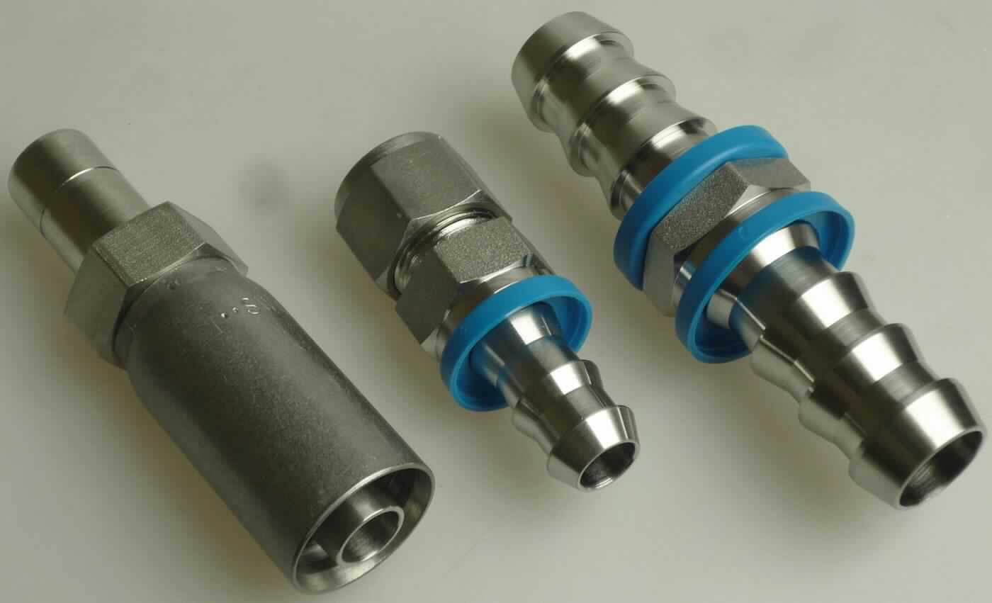 Rohrformstücke aus Stahl

Bei der Ware handelt es sich um konzentrische, metallische Hohlerzeugnisse, mittig mit einem Außensechskant versehen. An einer Seite ist eine Tülle mit Hülse, jeweils mit entsprechenden Abstufungen zum Verpressen, für den Anschluss eines Schlauches/Kunststoffrohres vorhanden. An der anderen Seite weist die Ware einen Rohrstutzen mit einer Nut, der zum Anschluss eines Rohres mit einem Rohrverschraubungskörper (nicht Bestandteil der vZTA) dient, auf. Alternativ kann diese Seite mit einem Außengewinde mit entsprechender Überwurfmutter versehen sein. Bei dem Material handelt es sich um einen nicht rostenden Stahl.

Die Ware ist nach ihrer Beschaffenheit als anderes Rohrformstück aus nicht rostendem Stahl in die Codenummer 7307 2980 90 0 des Zolltarifs einzureihen.
