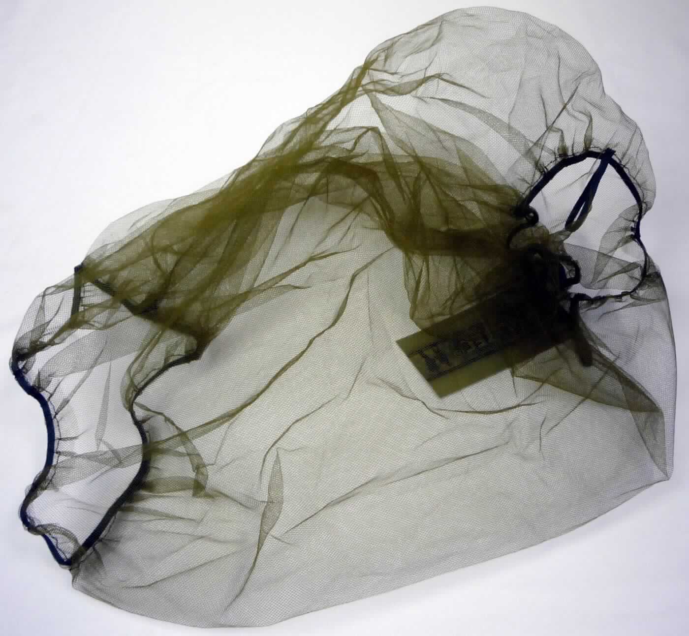 Konfektioniertes Netz, sog. US Moskito-Kopfnetz, Art. 12232000, Foto siehe Anlage,
- schlauchförmig, mit einer Höhe von ca. 45 cm,
- zum Tragen über dem Hut, weit und locker über dem Kopf liegend, bis zum Hals reichend,
- aus netzartigen, undichten Kettengewirken aus synthetischen Spinnfasern (lt. Antrag: 100 % Nylon), mit offenen, 
  nicht verschiebbaren Zellen,
- am oberen und unteren Ende offen, jeweils mit einem angenähten, elastischen, gewebten Band verengt, 
- durch Zusammennähen konfektioniert,
- keine der menschlichen Kopfform angepasste, eng anliegende Form aufweisend, somit keine Kopfbedeckung
  des Kapitels 65.

"Konfektioniertes Netz, aus synthetischen Spinnstoffen, kein Fischernetz, aus Nylon, nicht aus Bindfäden, 
 Seilen oder Tauen"