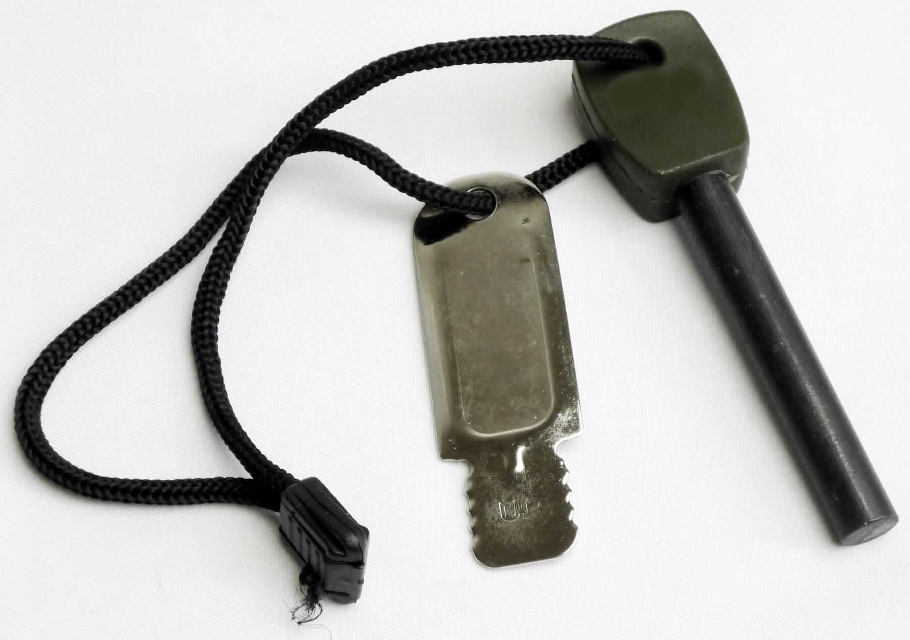 Angaben:
Zündstein "Fire Steel" large Stablänge: 6,5 cm Durchmesser: 9 mm Gesamtlänge: 9,5 cm Gewicht: 48 g - einfache Anzündhilfe zum Entfachen eines Feuers - Funkengeneratorstab mit Schaber und Kordel - Warenwert: ca. 1,72 Euro - unsere Art. Nr. 15274000.

Warenbeschaffenheit:
Schlüsselartig an einer an den Enden verknüpften Kordel mit einem grau-schwarzen, zylindrischen Stift mit schwarzem Kunststoff-Griff (Gesamtlänge: ca. 10 cm) und einem silber-metallischen Schaber (Anzünder) in Blisterpackung mit u.a. der Aufschrift "Zündstein gross".

Befund:
Cer-Eisen und andere Zündmetalllegierungen in jeder Form

Zusammengesetze Ware bei der im Sinne der AV 3b) der Feuerstein im Hinblick auf die Verwendung als charakterbestimmend angesehen wird.