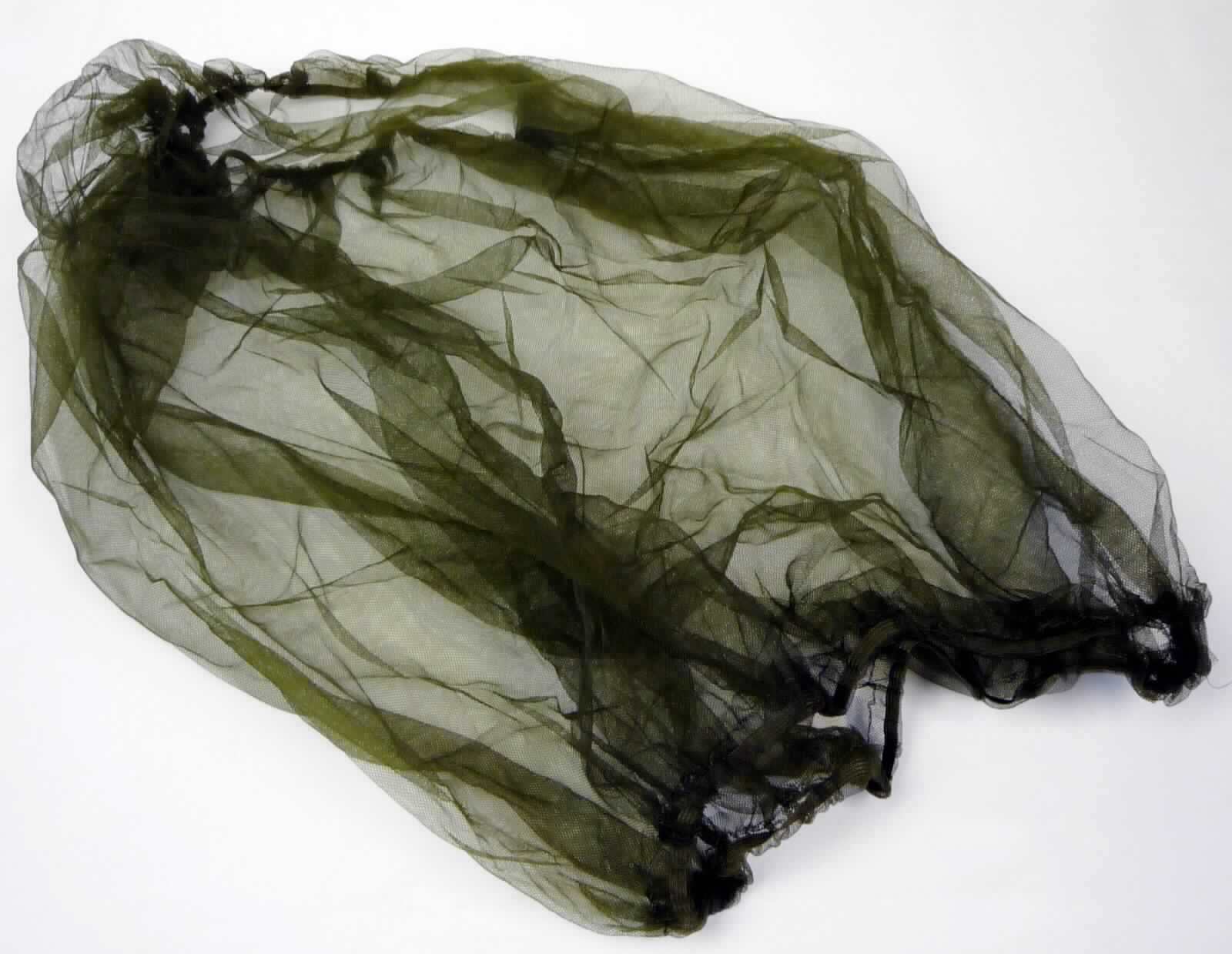 Konfektioniertes Netz, sog. US GI Moskito-Kopfnetz, Art. 12233000, Foto siehe Anlage,
- schlauchförmig, mit einer Höhe von ca. 48 cm,
- zum Tragen über dem Hut, weit und locker über dem Kopf liegend, bis zum Hals reichend,
- aus netzartigen, undichten Kettengewirken aus synthetischen Spinnfasern (lt. Antrag: 100 % Nylon), mit offenen, 
  nicht verschiebbaren Zellen,
- am oberen und unteren Ende offen, jeweils mit einem Tunnelzug und einem eingezogenen, elastischen, gewebten 
  Band verengt, 
- durch Zusammennähen konfektioniert,
- keine der menschlichen Kopfform angepasste, eng anliegende Form aufweisend, somit keine Kopfbedeckung
  des Kapitels 65.

"Konfektioniertes Netz, aus synthetischen Spinnstoffen, kein Fischernetz, aus Nylon, nicht aus Bindfäden, 
 Seilen oder Tauen"