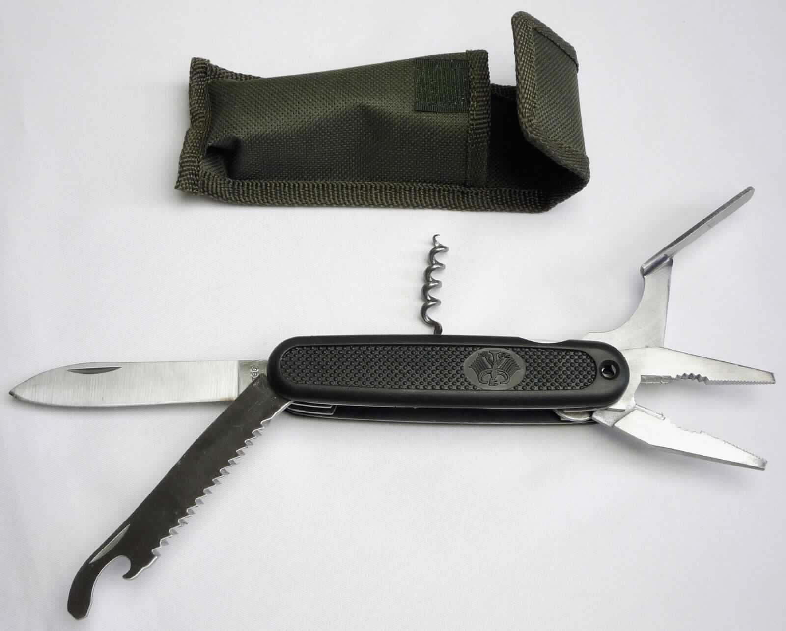 "BW Pocket Tool";

- zusammengesetztes Erzeugnis in Form eines Klappmessers (Taschenmesser) mit
  schneidender Klinge aus unedlem Metall (charakterbestimmend) und Griffschalen
  aus Kunststoff, in die gemeinsam unlösbar eine Zange mit integrierter Drahtschere,
  eine Säge mit einem am Ende angebrachten Flaschenöffner, ein Korkenzieher sowie
  eine Ahle (jeweils aus unedlem Metall) eingesetzt sind

- Klingenlänge ca. 73 mm, Grifflänge ca. 107 mm

- in einer passgenauen, für den dauernden Gebrauch geeigneten Hülle aus Polyester 
  aufgemacht sowie in einem Pappkarton verpackt

Abbildung siehe Anlage.

Derartige Erzeugnisse gehören als "Messer mit schneidender, nicht feststehender Klinge aus 
unedlem Metall, kein Messer der Pos. 8208" zur Codenummer 8211 9300 00 0 des Zolltarifs (ZT).