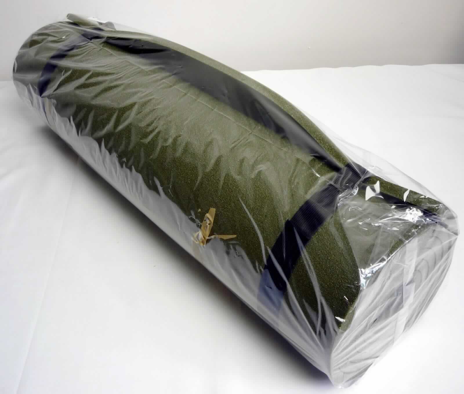 Angaben des Antragstellers:
US-Isomatte mit Gurten (Maße: 190 x 61 x 1 cm)
Material: 100 % Polyethylen-Schaumstoff

Feststellungen an einem Warenmuster:
Es wurde eine grünliche, aufgeschäumte, lediglich rechteckig zugeschnittene Kunststoffmatte vorgelegt. Die Matte ist aufgerollt und wird durch zwei elastische Bänder zusammengehalten. Die Matte ist in einer transparenten Kunststofffolie für den Einzelverkauf aufgemacht.

Befund:
Es liegt ein Flacherzeugnis aus Zellkunststoff im Sinne der Position (HS) 3921 vor.