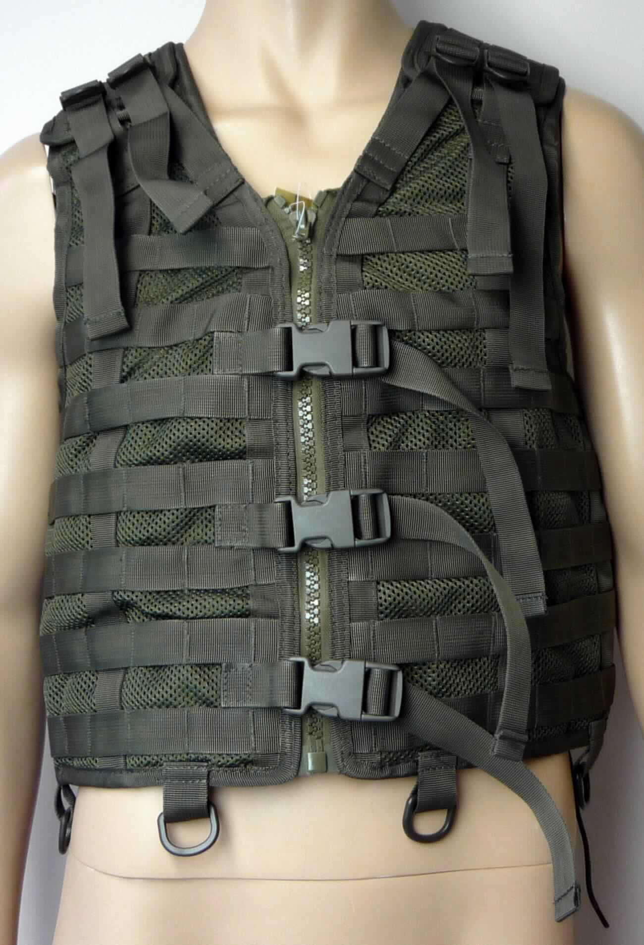 Weste, sog. Trägerweste, Art. 13461001, Foto siehe Anlage,
- bestehend aus zwei Vorderteilen und einem Rückenteil, die an den Seiten mit durch Ösen geführte Schnürbänder
  miteinander verbunden sind,
- im Vorderteil doppellagig, im Rückenteil einlagig gearbeitet, aus ca. 0,8 mm dicken, einfarbigen Gewirken, 
- auf den Vorderteilen und dem Rückenteil fast flächendeckend mit aufgenähten, gewebten Bändern versehen,
- über die Taille reichend,
- vorn mit einer durchgehenden Öffnung mit Reißverschluss, zusätzlich mit an gewebten Bändern angenähten 
  Clickverschlüssen aus Kunststoff,
- ohne Hinweise auf den Trägerkreis (unisex),
- ärmellos, mit weiten Armausschnitten,
- im Bereich der Schulter mit großflächigen Klettverschlüssen zum optimalen Anpassen der Kampfmittelweste,
- am unteren Rand mit Laschen aus Geweben ausgestattet sowie innen mit aufgenähten Flauschbändern,
- an den Rändern mit Randeinfassungen aus Geweben,
- alle Flächenerzeugnisse aus laut Antrag 100 % Polyester (synthetische Chemiefasern),
- keine Arbeits- und Berufskleidung,
- dient laut Antrag als Weste zum Anbringen persönlicher Ausrüstungsgegenstände,
- wird aufgrund der Ausstattung nicht über jeder anderen Kleidung und zum Schutz gegen das Wetter getragen,
  somit keine Ware der Position 6202,
- im Hinblick auf die Verwendung sind die Gewirke und Gewebe gleichbedeutend, somit verleiht keiner der beiden 
  Stoffe der Ware ihren wesentlichen Charakter und sie ist der von den gleichermaßen in Betracht kommenden 
  Position (6110 / 6211) in der Nomenklatur zuletzt genannten zuzuweisen.

"Andere Kleidung (Weste), aus Geweben, für Frauen, aus Chemiefasern, keine Arbeits- und Berufskleidung"