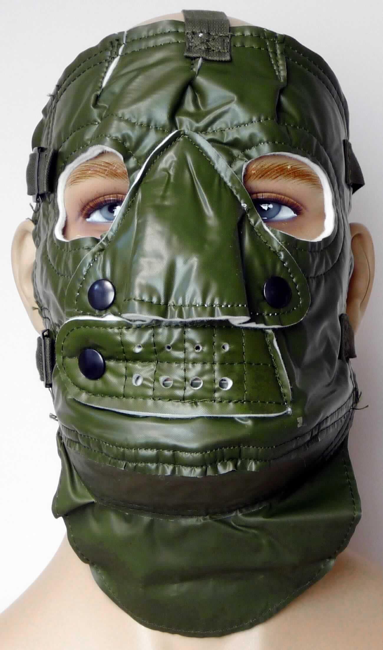 Gesichtsmaske, sog. US GI Kälteschutzmaske, Art. 12107001, Foto siehe Anlage,
- das gesamte Gesicht, einschließlich des Kinns bedeckend, der Gesichtsform entsprechend zugeschnitten und 
  zusammengenäht,
- in den Abmessungen: ca. 25 cm x 33 cm (flachliegend gemessen),
- dreilagig gearbeitet; mit einer Außenlage aus einer Folie aus Kunststoff (laut Antrag Polyvinylchlorid) mit einem
  vollständig eingebetteten Gewebe (Meterware des Kapitels 39) und zwei Innenlagen aus jeweils einem ca. 1,4 mm 
  dicken, einfarbigen Filz aus laut Antrag Polyamid (synthetische Chemiefasern), 
- mit Öffnungen für die Augen sowie mit einer Nasen- und einer Mundöffnung, jeweils von einer Lasche mit 
  Druckknopfverschluss verdeckt,
- unterhalb des Kinns im Bereich des Halses mit einem angenähten zweilagigen Zuschnitt aus der Kunststofffolie,
- mit angenähten, gewebten Bändern, die über den Hinterkopf geführt und seitlich mit Druckknöpfen befestigt 
  werden,
- dient laut Antrag als Kälteschutz,
- insbesondere im Hinblick auf die Verwendung als Kälteschutzmaske bestimmen die beiden Innenlagen aus Filz
  den Charakter der Ware, damit keine Ware der Position 3926.

"Andere konfektionierte Ware (Kälteschutzmaske) aus Spinnstoffen, aus Filz"