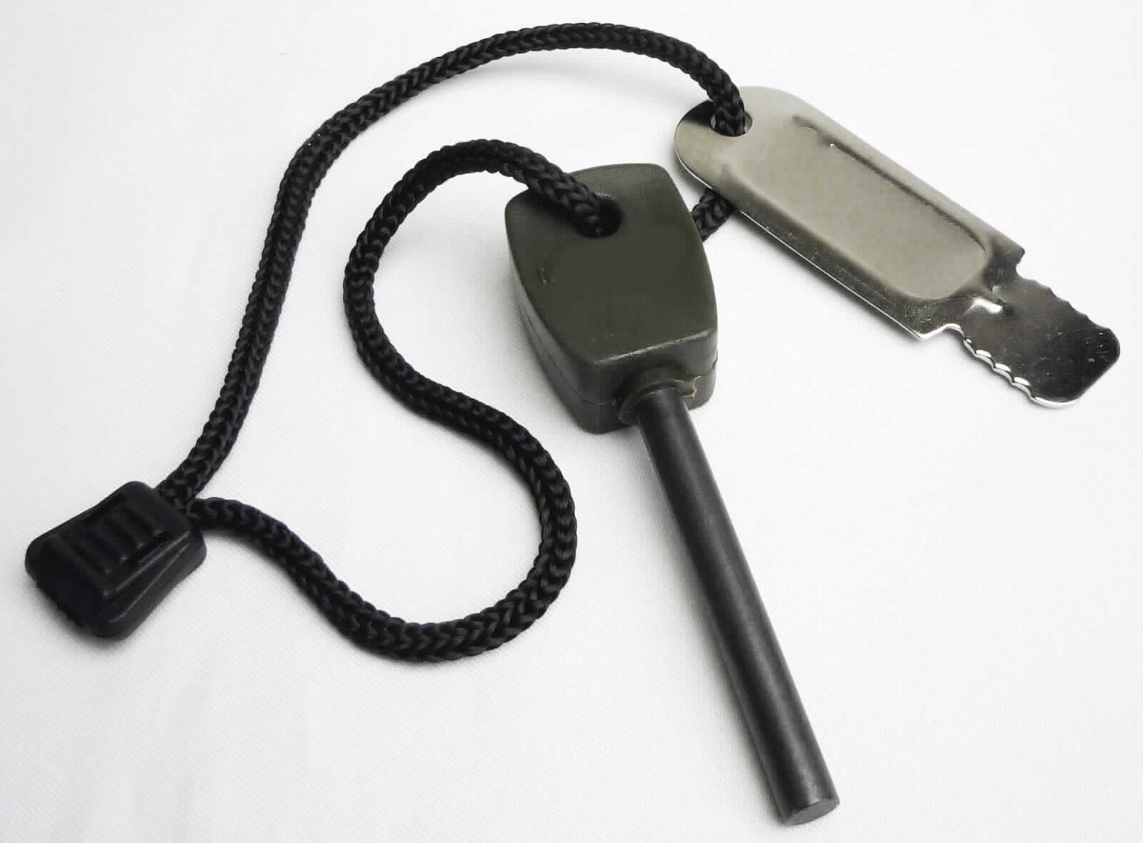 Angaben:
Zündstein "Fire Steel" small Stablänge: 5 cm Durchmesser: 6 mm Gesamtlänge: 8 cm Gewicht: 28 g - einfache Anzündhilfe zum Entfachen eines Feuers - Funkengeneratorstab mit Schaber und Kordel - Warenwert: ca. 1,14 Euro - unsere Art. Nr. 15273000.

Warenbeschaffenheit:
Schlüsselartig an einer an den Enden verknüpften Kordel mit einem grau-schwarzen, zylindrischen Stift mit schwarzem Kunststoff-Griff (Gesamtlänge: ca. 8 cm) und einem silber-metallischen Schaber (Anzünder) in Blisterpackung mit u.a. der Aufschrift "Zündstein klein".

Befund:
Cer-Eisen und andere Zündmetalllegierungen in jeder Form

Zusammengesetze Ware bei der im Sinne der AV 3b) der Feuerstein im Hinblick auf die Verwendung als charakterbestimmend angesehen wird.