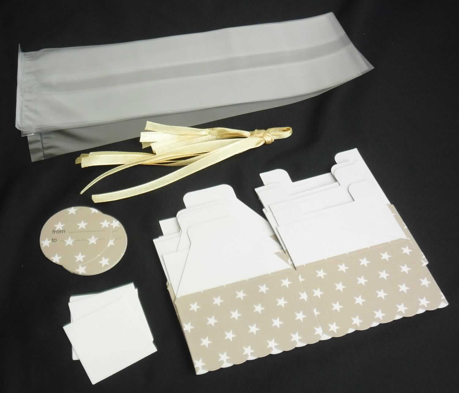 Bei der als "Pralinengeschenkset" bezeichneten Ware handelt es sich um eine 30-teilige Warenzusammenstellung in Aufmachung für den Einzelverkauf (Polybeutel mit bedruckter Pappfaltkarte), die dem Verpacken und Verschenken von Lebensmitteln dient.

Die Zusammenstellung besteht aus
- sechs Seitenfaltenbeuteln (flachliegend: ca. 26 x 9 cm),
-- aus klarsichtigen Folien aus  - laut Untersuchungsergebnis - Polypropylen
   (Kunststoff im Sinne der Anmerkung 1 zu Kapitel 39)
- sechs beidseitig mit Papier beklebte, bedruckte Zuschnitte aus Pappe, die jeweils durch Falten 
  und Ineinanderstecken zu einer rechteckigen,oben offenen Schachtel aufgebaut werden sollen,
- sechs etwa 30 cm langen und 1 cm breiten Spinnstoffbändern (Schleifenbänder),
- sechs bedruckte, kreisrunde Geschenkanhänger aus beidseitig mit Papier beklebter Pappe und
- sechs beidseitig mit Schutzpapier abgedeckte Klebestreifen.

Im Hinblick auf den Wert und die Bedeutung in Bezug auf die Verwendung (Transport und Verpacken von Pralinen) bestimmen die Seitenfaltenbeutel den Charakter der Warenzusammenstellung.

Die Ware ist zolltariflich als "Transport - und Verpackungsmittel aus Kunststoffen, Säcke und Beutel (einschließlich Tüten), aus Polypropylen" einzureihen.