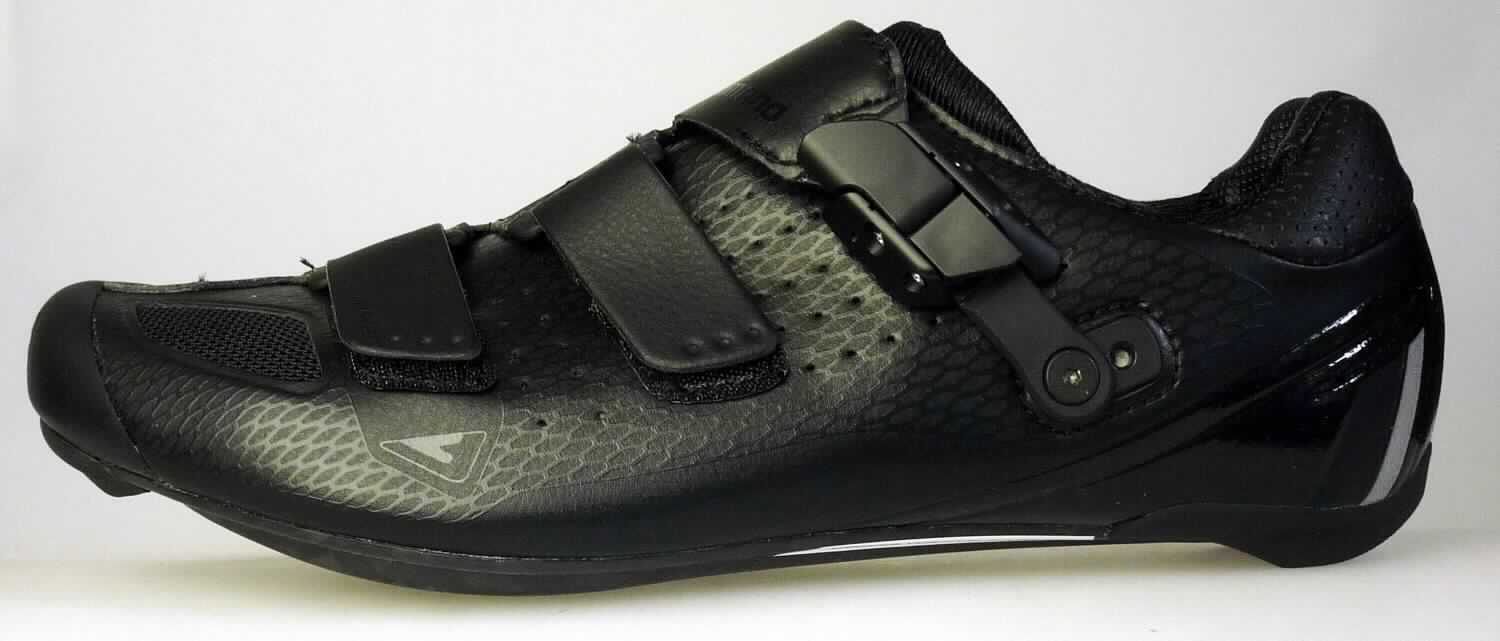 Radsportschuhe (lt. Antrag: "Rennradschuh unisex, Art. E-SHRP9L"; Foto siehe Anlage)
- mit Laufsohlen aus (lt. Antrag) Kunststoff (mit eingearbeiteter Carbonfasereinlage; den 
  größten Teil der Berührungsfläche mit dem Boden bildend) und Kautschuk,
- mit Oberteil aus Kunststoff (Spinnstoff mit einer mit bloßem Auge wahrnehmbaren Außenschicht aus 
  Kunststoff; den größten Teil der Außenfläche bildend) und Spinnstoff,
- auf das Oberteil sind großflächig Teile aus Kunststoff als Verstärkungsteile aufgesetzt,
- mit Klett- und Ratschenverschluss,
- mit integrierter Pedalbefestigungsvorrichtung

"Sportschuhe mit Laufsohlen und Oberteil aus Kunststoff, andere als in der 
 Position 6401 und in den Unterpositionen 6402 1210 und 6402 1290 genannt"