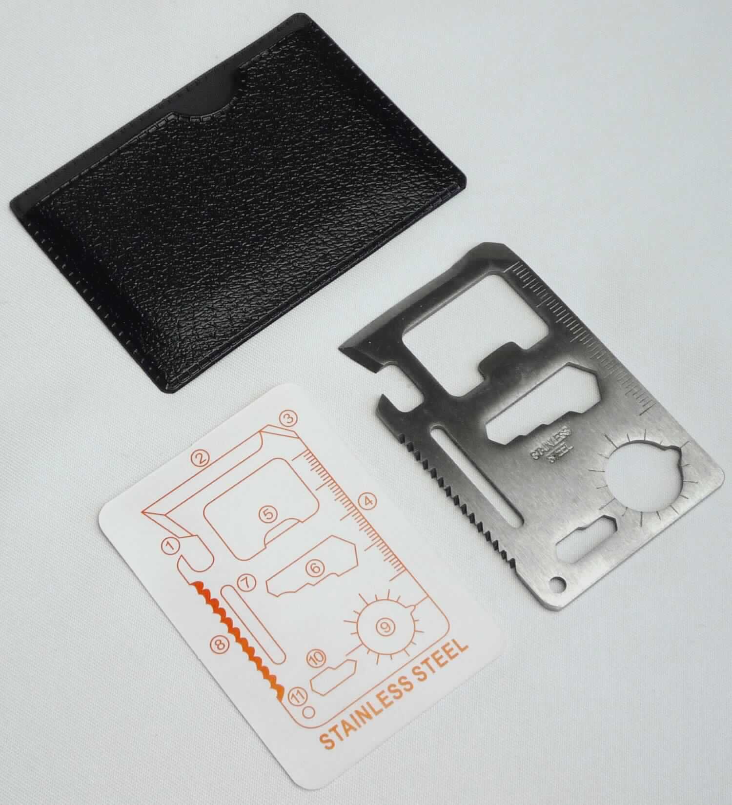 Sog. Scheckkarten-Multifunktionswerkzeug, im Wesentlichen bestehend aus einem annähernd rechteckigen, flachen Erzeugnis (68 x 45 x 2 mm) aus Edelstahl mit einer in Millimeterschritten skalierten Längeneinteilung, einer ausgearbeiteten Handsägevorrichtung und mehreren Aussparungen, sowie Einkerbungen verschiedener Formgebung und Größe (äußere Form: siehe Abbildung in der Anlage).

Die Ware kann je nach Bedarf als Flaschenöffner, Messer, Schraubendreher, Dosenöffner, Schraubenschlüssel, Winkelmesser, Säge oder Längenmessinstrument verwendet werden und ist in einem zum dauerhaften Gebrauch bestimmten, schwarzen Etui verpackt. 

Die Ware wird als "Längenmessinstrument für den Handgebrauch, Lineal mit Maßeinteilung" eingereiht.