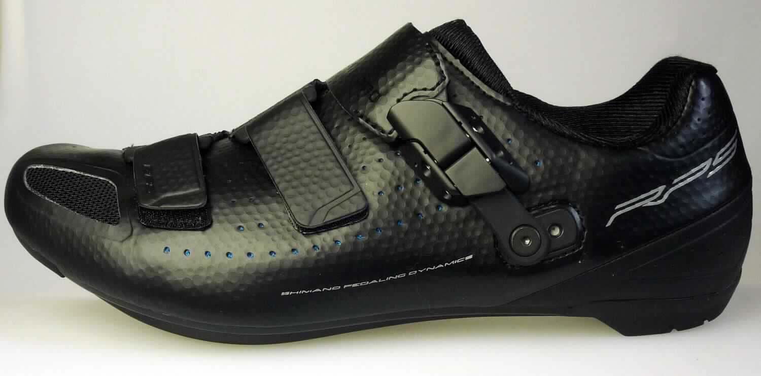 Radsportschuhe (lt. Antrag: "Rennradschuh unisex, Art. E-SHRP5L"; Foto siehe Anlage)
- mit Laufsohlen aus (lt. Antrag) Kunststoff (mit eingearbeiteter Carbonfasereinlage; den 
  größten Teil der Berührungsfläche mit dem Boden bildend) und Kautschuk,
- mit Oberteil aus Kunststoff (Spinnstoff mit einer mit bloßem Auge wahrnehmbaren Außenschicht aus 
  Kunststoff; den größten Teil der Außenfläche bildend) und Spinnstoff,
- mit Klett- und Ratschenverschluss,
- mit integrierter Pedalbefestigungsvorrichtung

"Sportschuhe mit Laufsohlen und Oberteil aus Kunststoff, andere als in der 
 Position 6401 und in den Unterpositionen 6402 1210 und 6402 1290 genannt"