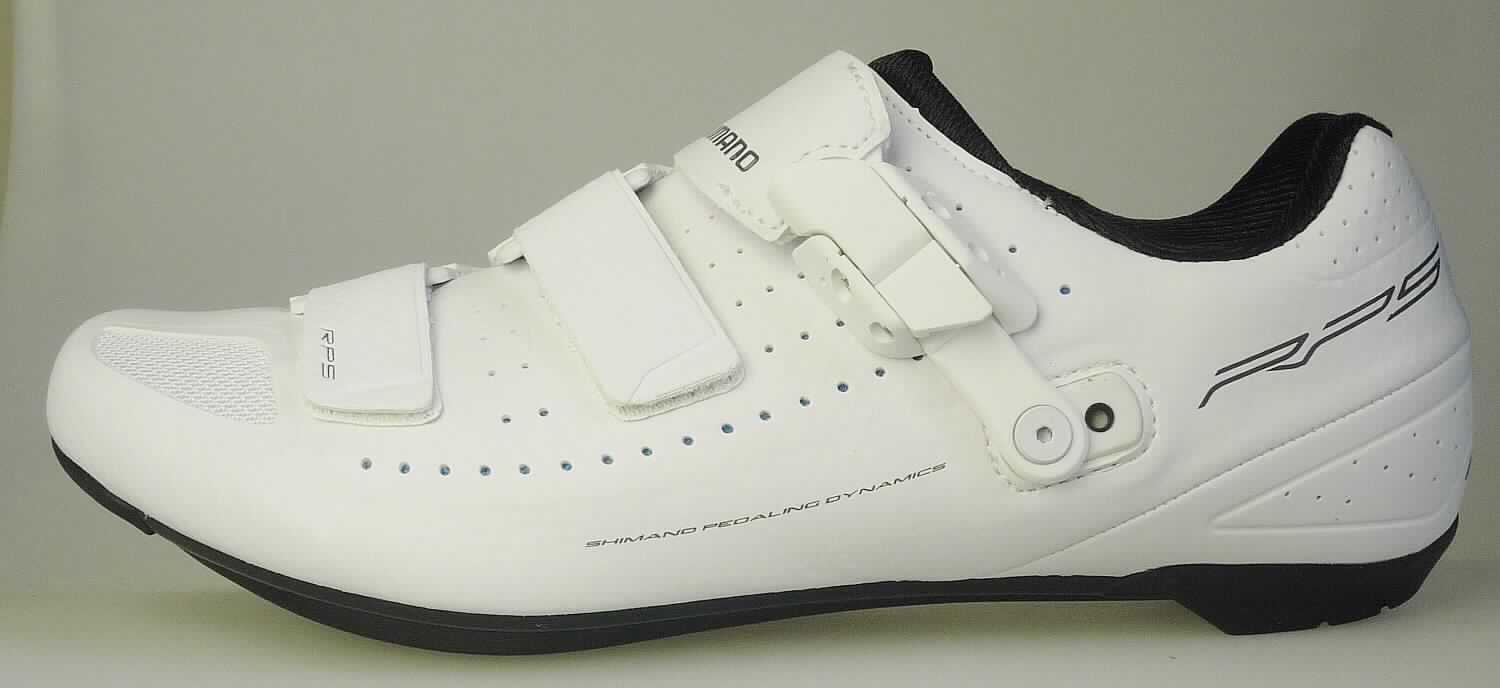 Radsportschuhe (lt. Antrag: "Rennradschuh unisex, Art. E-SHRP5W"; Foto siehe Anlage)
- mit Laufsohlen aus (lt. Antrag) Kunststoff (mit eingearbeiteter Carbonfasereinlage; den 
  größten Teil der Berührungsfläche mit dem Boden bildend) und Kautschuk,
- mit Oberteil aus Kunststoff (Spinnstoff mit einer mit bloßem Auge wahrnehmbaren Außenschicht aus 
  Kunststoff; den größten Teil der Außenfläche bildend) und Spinnstoff,
- mit Klett- und Ratschenverschluss,
- mit integrierter Pedalbefestigungsvorrichtung

"Sportschuhe mit Laufsohlen und Oberteil aus Kunststoff, andere als in der 
 Position 6401 und in den Unterpositionen 6402 1210 und 6402 1290 genannt"