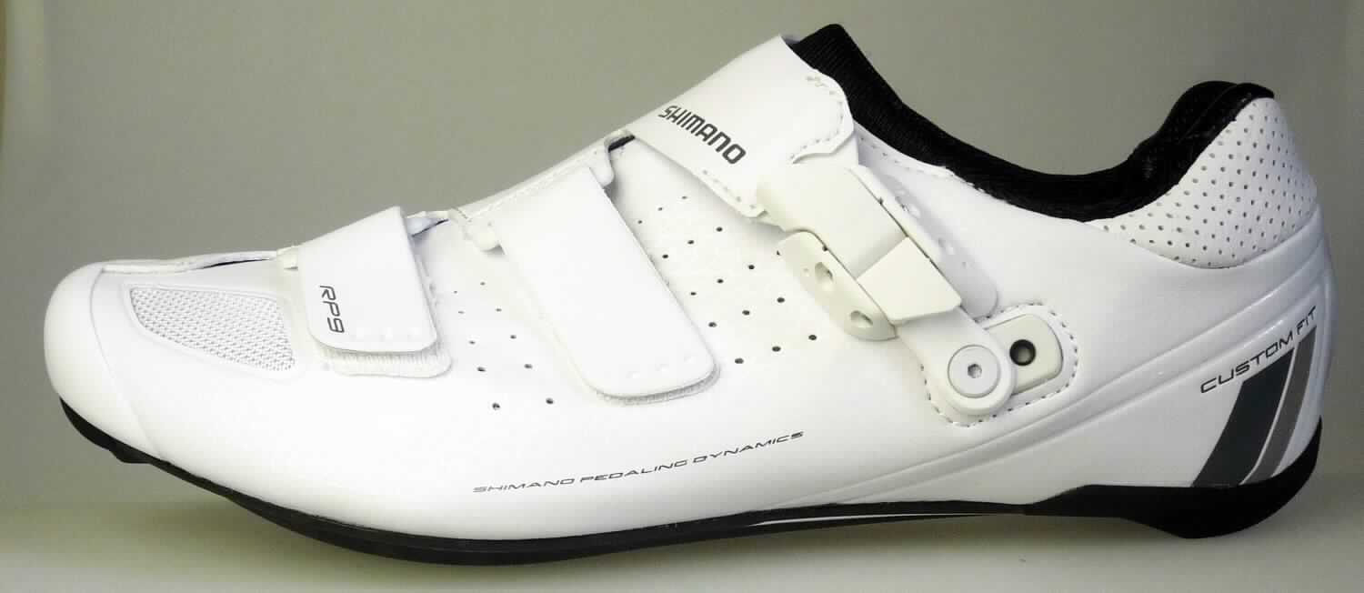 Radsportschuhe (lt. Antrag: "Rennradschuh unisex, Art. E-SHRP9W"; Foto siehe Anlage)
- mit Laufsohlen aus (lt. Antrag) Kunststoff (mit eingearbeiteter Carbonfasereinlage; den 
  größten Teil der Berührungsfläche mit dem Boden bildend) und Kautschuk,
- mit Oberteil aus Kunststoff (Spinnstoff mit einer mit bloßem Auge wahrnehmbaren Außenschicht aus 
  Kunststoff; den größten Teil der Außenfläche bildend) und Spinnstoff,
- auf das Oberteil sind großflächig Stücke aus Kunststoff als Verstärkungsteile aufgesetzt,
- mit Klett- und Ratschenverschluss,
- mit integrierter Pedalbefestigungsvorrichtung

"Sportschuhe mit Laufsohlen und Oberteil aus Kunststoff, andere als in der 
 Position 6401 und in den Unterpositionen 6402 1210 und 6402 1290 genannt"