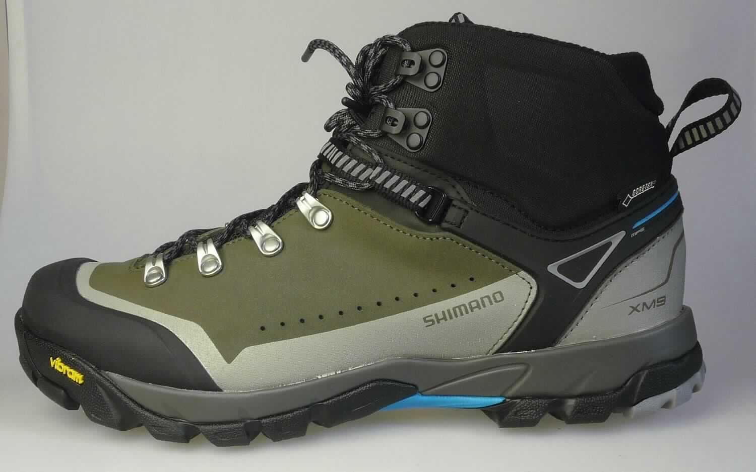 Radsportschuhe (lt. Antrag: "MTB Touringschuh Unisex, Modell E-SHXM9", Foto siehe Anlage)
- mit Laufsohlen aus (lt. Antrag) Kautschuk,
- mit Oberteil aus Leder (den größten Teil der Außenfläche bildend), Spinnstoff und Kautschuk,
- mit Schnürsenkelverschluss,
- mit integrierter Pedalbefestigungsvorrichtung,

"Sportschuhe mit Laufsohlen aus Kautschuk und Oberteil aus Leder, andere als Skistiefel, 
 Skilanglaufschuhe und Snowboardschuhe"