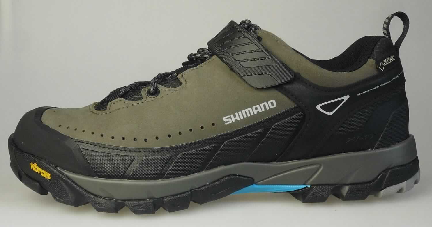 Radsportschuhe (lt. Antrag: "MTB Touringschuh Unisex, Modell E-SHXM7"; Foto siehe Anlage)
- mit Laufsohlen aus (lt. Antrag) Kautschuk,
- mit Oberteil aus Kunststoff (Spinnstoff mit einer mit bloßem Auge wahrnehmbaren Außenschicht aus 
  Kunststoff; den größten Teil der Außenfläche bildend), Leder, Kautschuk und Spinnstoff,
- mit Schnürsenkelverschluss und Klettverschluss,
- mit integrierter Pedalbefestigungsvorrichtung

"Sportschuhe mit Laufsohlen aus Kautschuk und Oberteil aus Kunststoff, andere als in der 
 Position 6401 und in den Unterpositionen 6402 1210 und 6402 1290 genannt"