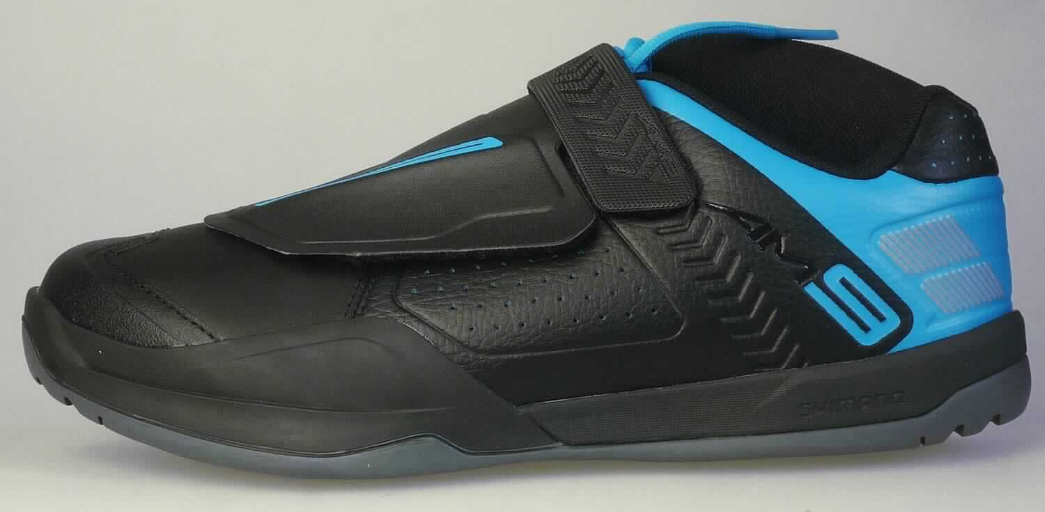 Radsportschuhe (lt. Antrag: "MTB Schuh Unisex, Modell E-SHAM9"; Foto siehe Anlage)
- mit Laufsohlen aus (lt. Antrag) Kautschuk,
- mit Oberteil aus Kunststoff (Spinnstoff mit einer mit bloßem Auge wahrnehmbaren 
  Außenschicht aus Kunststoff),
- mit Schnürsenkelverschluss und Klettverschluss,
- mit integrierter Pedalbefestigungsvorrichtung

"Sportschuhe mit Laufsohlen aus Kautschuk und Oberteil aus Kunststoff, andere als in der 
 Position 6401 und in den Unterpositionen 6402 1210 und 6402 1290 genannt"