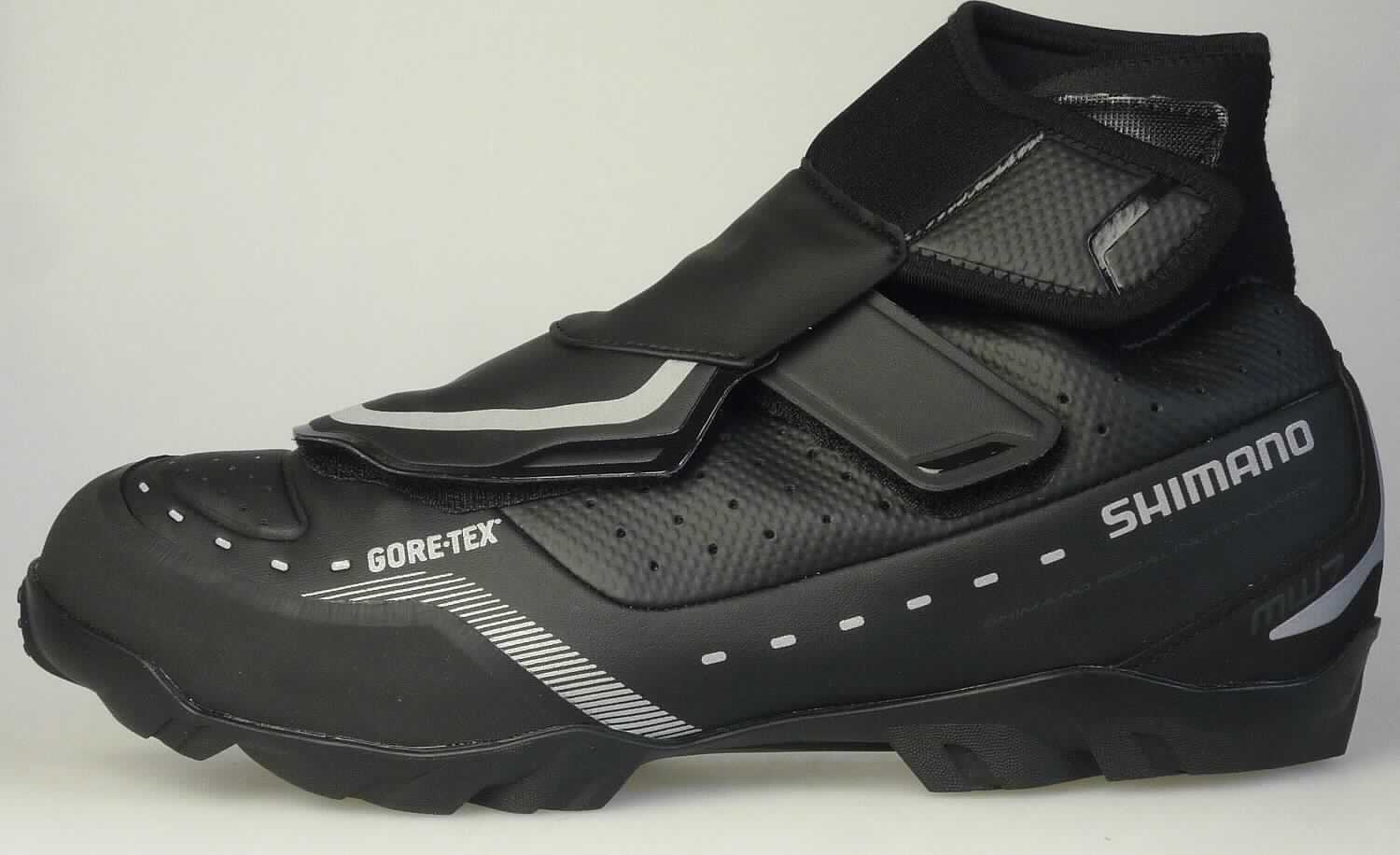 Radsportschuhe (lt. Antrag: "MTB Winterschuh Unisex, Modell E-SH-MW7"; Foto siehe Anlage)
- mit Laufsohlen aus (lt. Antrag) Kautschuk,
- mit knöchelbedeckendem Oberteil aus Kunststoff (Spinnstoff mit einer mit bloßem Auge wahrnehmbaren
  Außenschicht aus Kunststoff; den größten Teil der Außenfläche bildend), Kautschuk und Spinnstoff,
- mit Kordelverschluss mit Kordelstopper und Klettverschluss,
- mit integrierter Pedalbefestigungsvorrichtung

"Sportschuhe mit Laufsohlen aus Kautschuk und Oberteil aus Kunststoff, andere als in der 
 Position 6401 und in den Unterpositionen 6402 1210 und 6402 1290 genannt"