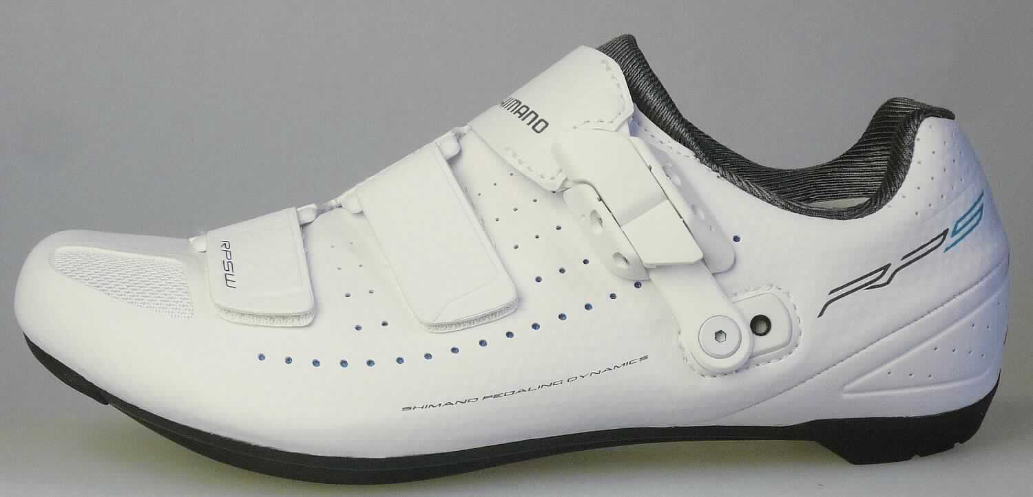Radsportschuhe (lt. Antrag: "Damen Rennradschuh Modell SH-RP5WW"; Foto siehe Anlage)
- mit Laufsohlen aus (lt. Antrag) Kunststoff (mit eingearbeiteter Carbonfasereinlage; den 
  größten Teil der Berührungsfläche mit dem Boden bildend) und Kautschuk,
- mit Oberteil aus Kunststoff (Spinnstoff mit einer mit bloßem Auge wahrnehmbaren Außenschicht aus 
  Kunststoff; den größten Teil der Außenfläche bildend) und Spinnstoff,
- auf das Oberteil sind großflächig Stücke aus Kunststoff als Verstärkungsteile aufgesetzt,
- mit Klett- und Ratschenverschluss,
- mit Pedalbefestigungsvorrichtung

"Sportschuhe mit Laufsohlen und Oberteil aus Kunststoff, andere als in der 
 Position 6401 und in den Unterpositionen 6402 1210 und 6402 1290 genannt"