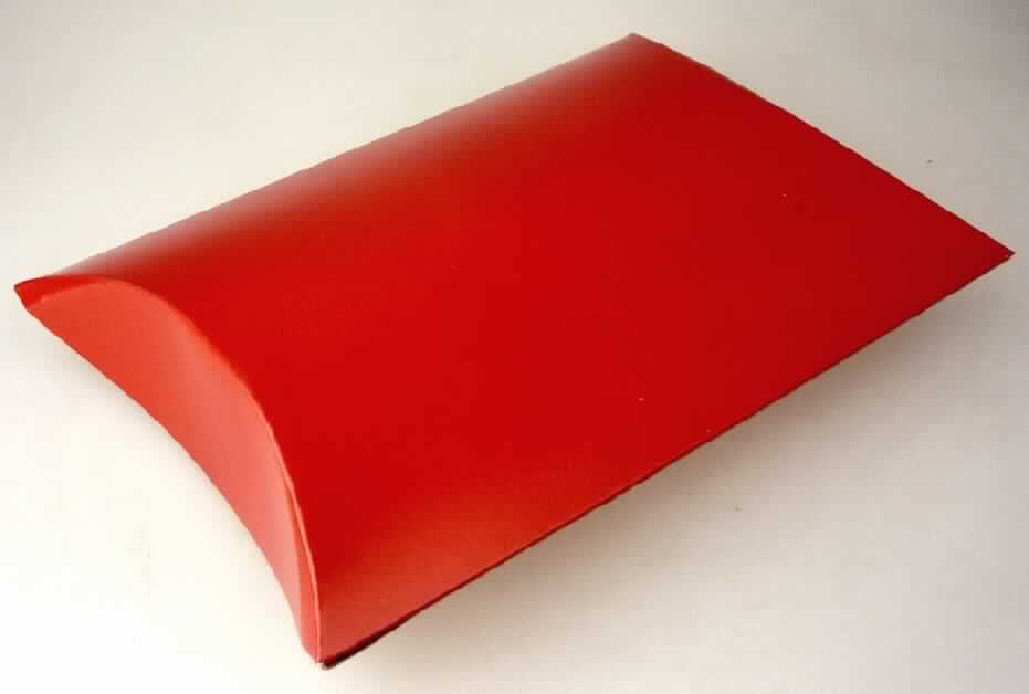 Bei der als "Geschenkkarton 20 cm" bezeichneten Ware handelt es sich nach dem vorgelegten Warenmuster um einen an einer Längsseite zusammengeklebten Zuschnitt aus einseitig oberflächengefärbtem Kartonpapier mit gerillten, konvexen Schmalseiten, der durch Falten und Drücken zu einem Raumerzeugnis mit konkaven Schmalseiten (Abmessungen etwa 20,0 x 14,0 x 4,0 cm) gefaltet werden kann. Das Behältnis dient als Verpackung für verschiedene Waren. 

Derartige Waren gehören als "Faltschachteln und -kartons aus nicht gewelltem Papier oder nicht gewellter Pappe" zur Codenummer 4819 2000 00 0 des Elektronischen Zolltarifs.