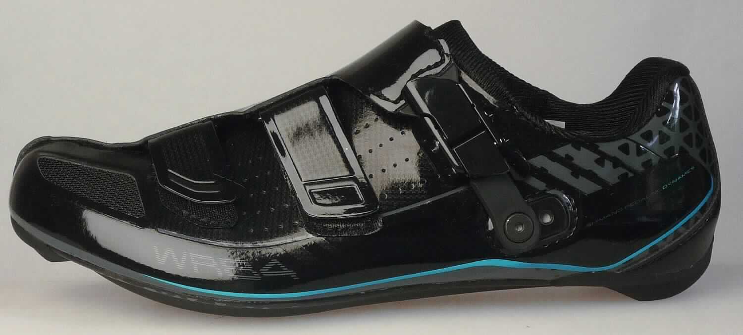 Radsportschuhe (lt. Antrag: "Damen Rennschuh, Modell E-SHWR84"; Foto siehe Anlage)
- mit Laufsohlen aus (lt. Antrag) Kunststoff (mit eingearbeiteter Carbonfasereinlage; den 
  größten Teil der Berührungsfläche mit dem Boden bildend) und Kautschuk,
- mit Oberteil aus Kunststoff (Spinnstoff mit einer mit bloßem Auge wahrnehmbaren Außenschicht aus 
  Kunststoff; den größten Teil der Außenfläche bildend) und Spinnstoff,
- auf das Oberteil sind großflächig Stücke aus Kunststoff als Verstärkungsteile aufgesetzt,
- mit Klett- und Ratschenverschluss,
- mit Pedalbefestigungsvorrichtung

"Sportschuhe mit Laufsohlen und Oberteil aus Kunststoff, andere als in der 
 Position 6401 und in den Unterpositionen 6402 1210 und 6402 1290 genannt"