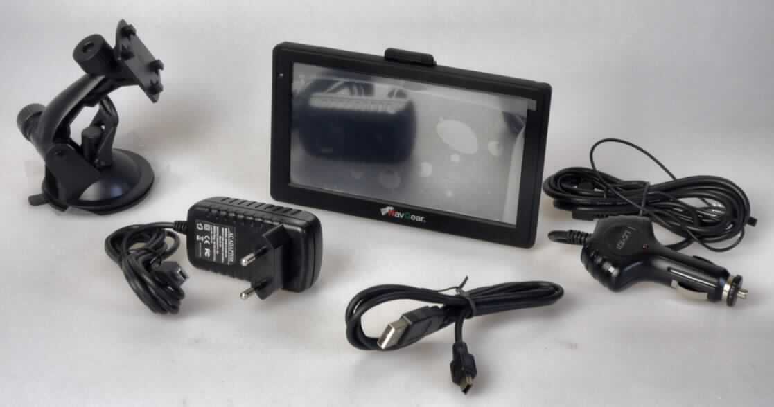 Tragbares Fernsehempfangs- und Funknavigationsgerät
- aus einem DVB-T Tuner, Signalelektronik mit Audio-Videodecoder und D/A-Wandler,
  GPS-Funknavigationsmodul, TMC-Empfänger, Bluetooth-Funksende- und -empfangsmodul, 
  FM-Transmitter, Lautsprecher, Mikrofon und Akkumulator in einem Gehäuse
  (Abmessungen: 138 x 84 x 13 mm) mit berührungsempfindlichen 6'' Farbdisplay, 
  Bedienelementen, USB-Schnittstelle, microSD-Speicherkartenschacht und Audioausgang 
  (Abbildung siehe Anlage),
- zum Empfangen der von Satelliten orts- und zeitgenau abgestrahlten Funksignale für die 
  Positionsbestimmung und zur Navigation, zum digitalen terrestrischen Empfang von Fernseh- 
  und Rundfunkprogrammen, zum Wiedergeben von Audio-, Video- und Bilddateien in 
  verschiedenen Formaten, zum Senden und Empfangen von Funksignalen im 
  Bluetooth-Standard für die Freisprechfunktion mit kompatiblen Mobiltelefonen sowie zum 
  Senden von analogen Audiosignalen an ein Rundfunkempfangsgerät, ohne 
  charakterbestimmenden Bestandteil,
- zusammen mit Beipack (Ladegerät/Netzteil, Kabel, Kfz-Montagematerial, 
  microSD-Speicherkarte mit Kartenmaterial, Touchpen, Bedienungsanleitung) in einer 
  gemeinsamen Verkaufsumschließung.
Das Fernsehempfangs- und Funknavigationsgerät mit Freisprecheinrichtung bestimmt den Charakter des Ganzen.

"Fernsehempfangsgerät mit eingebautem Rundfunkempfangsgerät und Ton- und 
 Bildaufzeichnungs- und -wiedergabegerät, mit Videobildschirm, für mehrfarbiges Bild, kein 
 Projektionsfernsehgerät, mit eingebautem Ton- und Bildwiedergabegerät 
 (zusammengesetzte Ware aus Fernsehempfangsgerät, Funknavigationsgerät,
 Freisprecheinrichtung und Sendegerät für den Rundfunk ohne charakterbestimmenden 
 Bestandteil, in Warenzusammenstellung mit nicht charakterbestimmendem Beipack)"