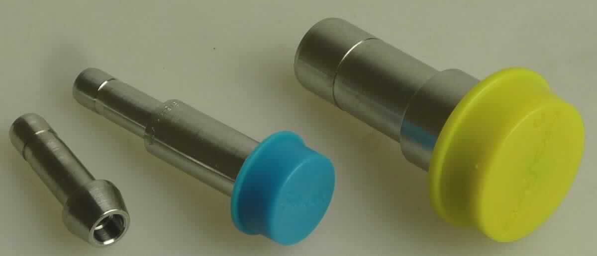 Rohrformstücke aus Stahl

Bei der Ware handelt es sich um konzentrische metallische Hohlerzeugnisse nach den Angaben aus einem nicht rostenden Stahl. Bei gleichbleibendem inneren Durchmesser können die Erzeugnisse unterschiedliche Abstufungen (VCR- und VCO-Rohrstutzen) oder Ausformungen (Port Connectors) aufweisen und dienen mit entsprechenden Überwurfmuttern (nicht Bestandteil der vZTA) zum Verbinden von Rohrleitungen. Alternativ kann ein Ende aufgeweitet sein (Rohrstutzen), wobei sich der Innendurchmesser reduziert (Reduzierrohrstück). Das andere Ende weist eine Nut auf, die mit einem geeigneten Rohrverschraubungskörper (nicht Bestandteil der vZTA) zum Anschluss eines Rohres dient. 

Die Ware ist nach ihrer Beschaffenheit als andere Rohrverbindungs- und Rohrformstücke aus nicht rostendem Stahl in die Codenummer 7307 2980 90 0 einzureihen.
