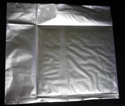 Kupferfolie

Bei der als "RCC-Folie" bezeichneten Ware handelt sich um ein rechteckiges massives Flacherzeugnis (210 x 300 mm) mit rechteckigem Querschnitt mit gleichbleibender Dicke (61,3 µm), aus raffiniertem Kupfer, das auf einer Unterlage aus Epoxidharz einseitig befestigt ist. Die Ware dient als Grundmaterial für die Herstellung von mehrlagigen Leiterplatten.

Es handelt sich zolltariflich um eine Folie aus raffiniertem Kupfer mit einer Dicke von 0,15 mm oder weniger, auf einer Unterlage.