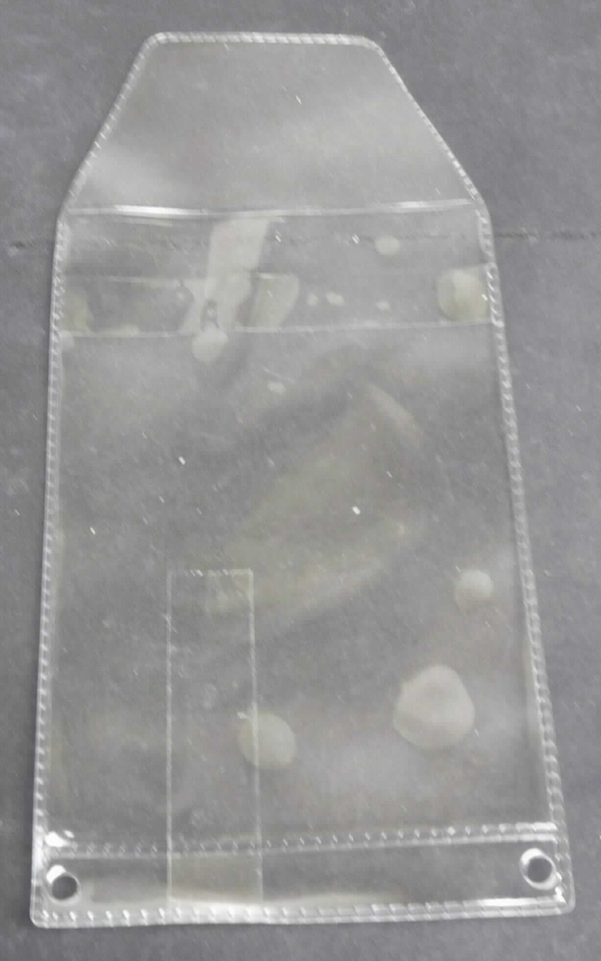 Es handelt sich um einen Beutel aus miteinander verschweißten, klarsichtigen Folien aus Polyvinylchlorid (PVC, Kunststoff im Sinne der Anmerkung 1 zu Kapitel 39) mit einer Verschlusslasche und zwei Lochungen an den Schmalseiten. 

Der Beutel (ca. 15 x 9 cm) dient zu Transport- oder Verpackungszwecken für USB-Sticks und ist für eine längere Verwendung nicht vorgesehen. 

Derartige Erzeugnisse werden zolltariflich als "Transport- oder Verpackungsmittel aus Kunststoffen, Beutel aus Polyvinylchlorid" eingereiht.