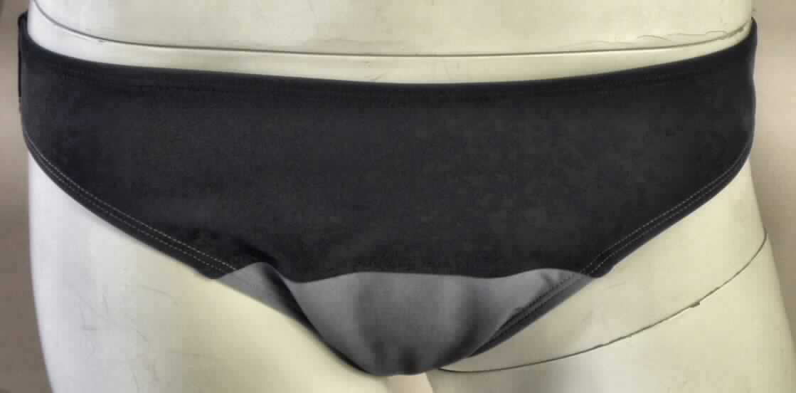Badehose für Frauen, sog. Bikini-Slip (NC 4601 - NC 4603), Größe 40, Foto siehe Anlage,
- aus verschiedenen 0,5 mm dicken, einfarbigen Gewirken aus laut Antrag 80% Nylon und 20% Elasthan
  (beides synthetische Chemiefasern); keine Kautschukfäden enthaltend, die Elastizität ergibt sich durch die
  Verwendung von Elastomergarnen,
- in der Taille abschließend; ohne Öffnung und ohne Verschluss,
- mit hohen Beinausschnitten; aufgrund des Schnitts als Frauenkleidung erkennbar,
- vorn und im Schrittbereich gefüttert,
- das Kleidungsstück lässt nach Schnitt, Material und Ausstattung erkennen, dass es dazu
  bestimmt ist, ausschließlich oder hauptsächlich als Badekleidung getragen zu werden.

"Badehose aus Gewirken für Frauen, aus synthetischen Chemiefasern"