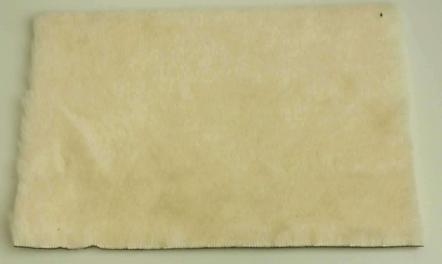 Textillaminat, Foto siehe Anlage,
- als Meterware; laut Antrag mit einer Breite von mehr als 30 cm,
- laut Untersuchungsergebnis:
-- aus zwei mit ihrer ganzen Fläche aufeinander liegenden und so miteinander durch Kleben verbundenen Lagen: 
--- mit einer Oberlage (Schauseite):
---- aus einem gerauten und bedruckten Kettengewirke aus synthetischen Chemiefasern (laut Antrag: Polyester),
---- keine Elastomergarne oder Kautschukfäden enthaltend,
---- ohne Flor- oder Schlingenoberfläche,
---- anderes als im Sinne der Unterpositions-Anmerkung 1 zu Kapitel 60,
--- mit einer Unterlage:
---- aus einem Plüschgewirke aus synthetischen Chemiefasern (laut Antrag: Polyester und Polyacryl); Hochflor-
      erzeugnis,
- das Kettengewirke bestimmt als Schauseite das äußere Erscheinungsbild, das Plüschgewirke überwiegt
  in Bezug auf die Verwendung als Futter, damit kann keinem der beiden Flächenerzeugnisse (Kettengewirke/
  Plüschgewirke) eine charakterbestimmende Eigenschaft zuerkannt werden; die Ware ist somit der von den 
  gleichermaßen in Betracht kommenden Positionen (6001/6005) in der Nomenklatur zuletzt genannten Position 
  zuzuweisen.

"Kettengewirke, anderes als solche der Positionen 6001 bis 6004, aus synthetischen Chemiefasern, anderes als 
 in der Unterposition 6005 35 genannte, bedruckt"
