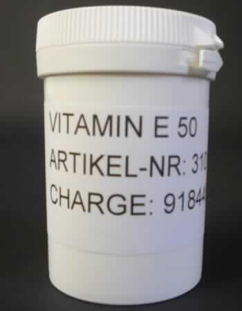 Vitamin E-Acetat (alpha-Tocopherolacetat)

Bei der vorgelegten Ware handelt es sich nach den Angaben des Antragstellers um an Kieselsäure adsorbiertes Vitamin E-Acetat zur Verwendung in Vormischungen und Mischfuttermitteln. Der Gehalt an alpha-Tocopherolacetat beträgt mindestens 50 %. Das Produkt liegt in Form eines cremeweißen Pulvers vor.