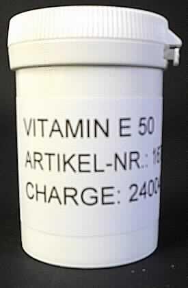 Vitamin E-Acetat (alpha-Tocopherolacetat)

Bei der vorgelegten Ware handelt es sich nach den Angaben des Antragstellers um an Kieselsäure adsorbiertes Vitamin E-Acetat zur Verwendung in Vormischungen und Mischfuttermitteln. Der Gehalt an alpha-Tocopherolacetat beträgt mindestens 50 %. Das Produkt liegt in Form eines cremeweißen Pulvers vor.