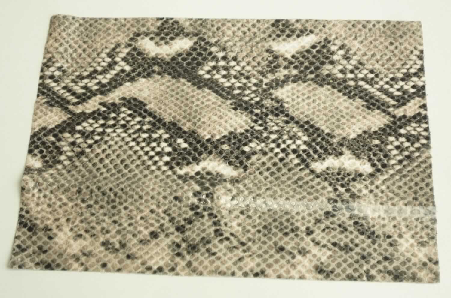 Kettengewirke, Foto siehe Anlage,
- als Meterware, lt. Antrag mit einer Breite von 140 cm,
- lt. Untersuchungsergebnis:
-- aus einem gerauten, musterbildend mit Kunststoff und Farbe bedruckten Kettengewirke aus synthetischen 
   Chemiefasern (lt. Antrag: Polyester),
-- keine Elastomergarne oder Kautschukfäden enthaltend,
- kein Samt, Plüsch, Schlingengewirke oder Schlingengestricke,
- soll als Obermaterial für Schuhe verwendet werden.

 
"Kettengewirke, anderes als solche der Positionen 6001 bis 6004, aus synthetischen Chemiefasern, anderes 
 als in der Unterposition 6005 35 genannte, bedruckt"