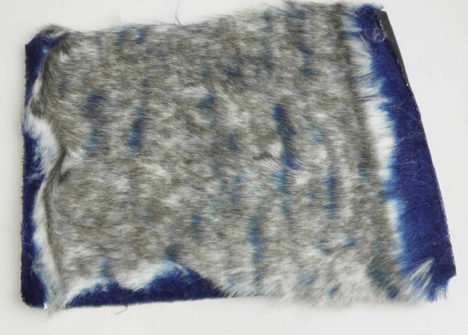 Textillaminat, Foto siehe Anlage,
- als Meterware,
- laut Untersuchungsergebnis:
-- aus zwei mit ihrer ganzen Fläche aufeinander liegenden und so miteinander durch Kleben verbundenen Lagen:
--- mit einer Oberlage (Schauseite):
---- aus einem bedruckten Plüschgewirke aus synthetischen Chemiefasern (laut Antrag: Polyester und Polyacryl);
      Hochflorerzeugnis,
--- mit einer Unterlage:
---- aus einem gefärbten Gewebe,
- das die Schauseite bildende Plüschgewirke verleiht der Ware insbesondere im Hinblick auf die Verwendung als
  Obermaterial für Schuhe ihren wesentlichen Charakter.

"Plüsch (Hochflorerzeugnis), gewirkt, aus synthetischen Chemiefasern"