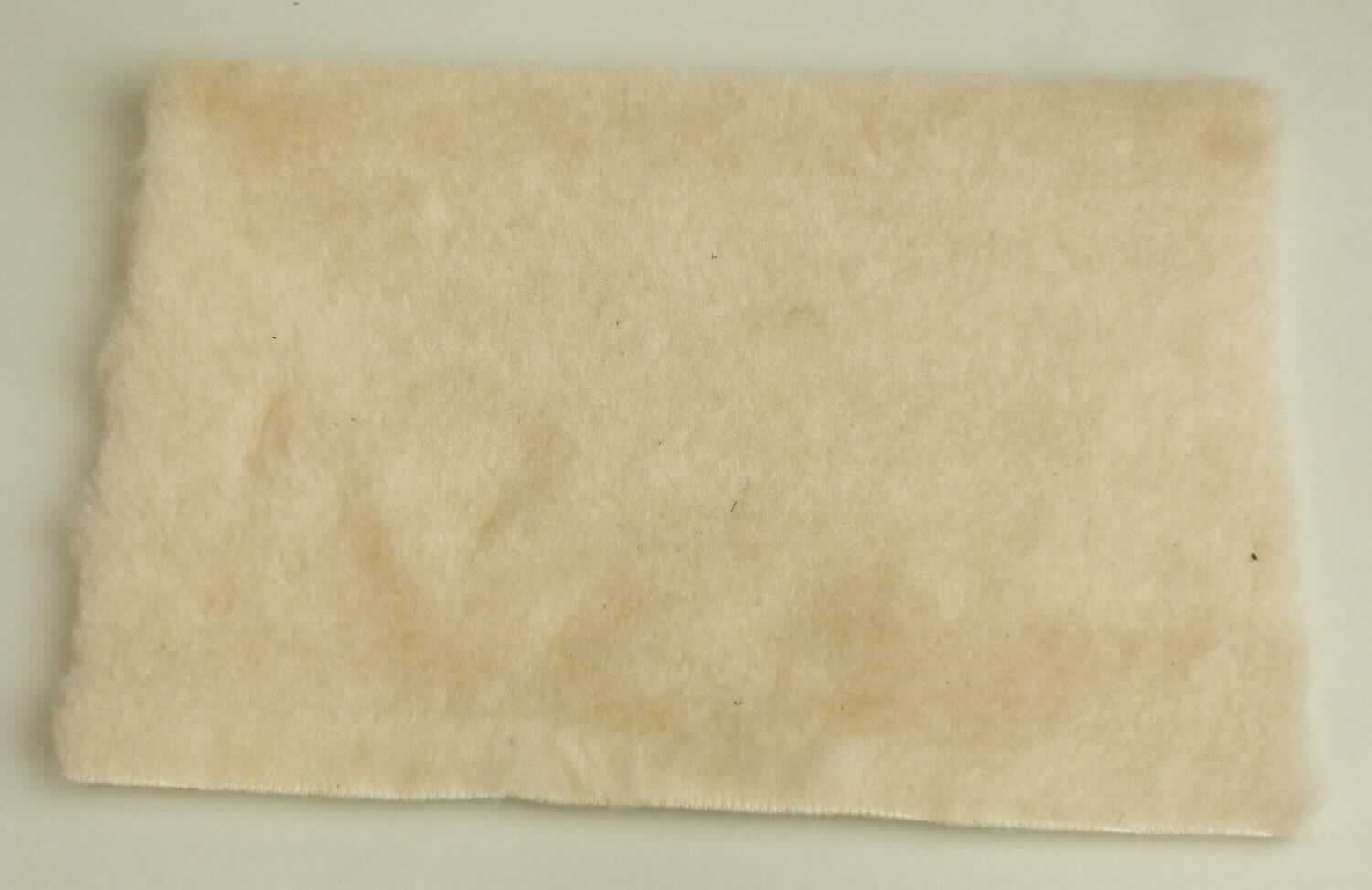 Plüschgewirke, Foto siehe Anlage,
- als Meterware,
- laut Untersuchungsergebnis: Hochflorerzeugnis / Plüschgewirke aus synthetischen Chemiefasern (laut Antrag: 
  50 % Polyester und 50 % Polyacryl),
- dient laut Antrag als Obermaterial für Schuhe.

"Plüsch (Hochflorerzeugnis), gewirkt, aus synthetischen Chemiefasern"