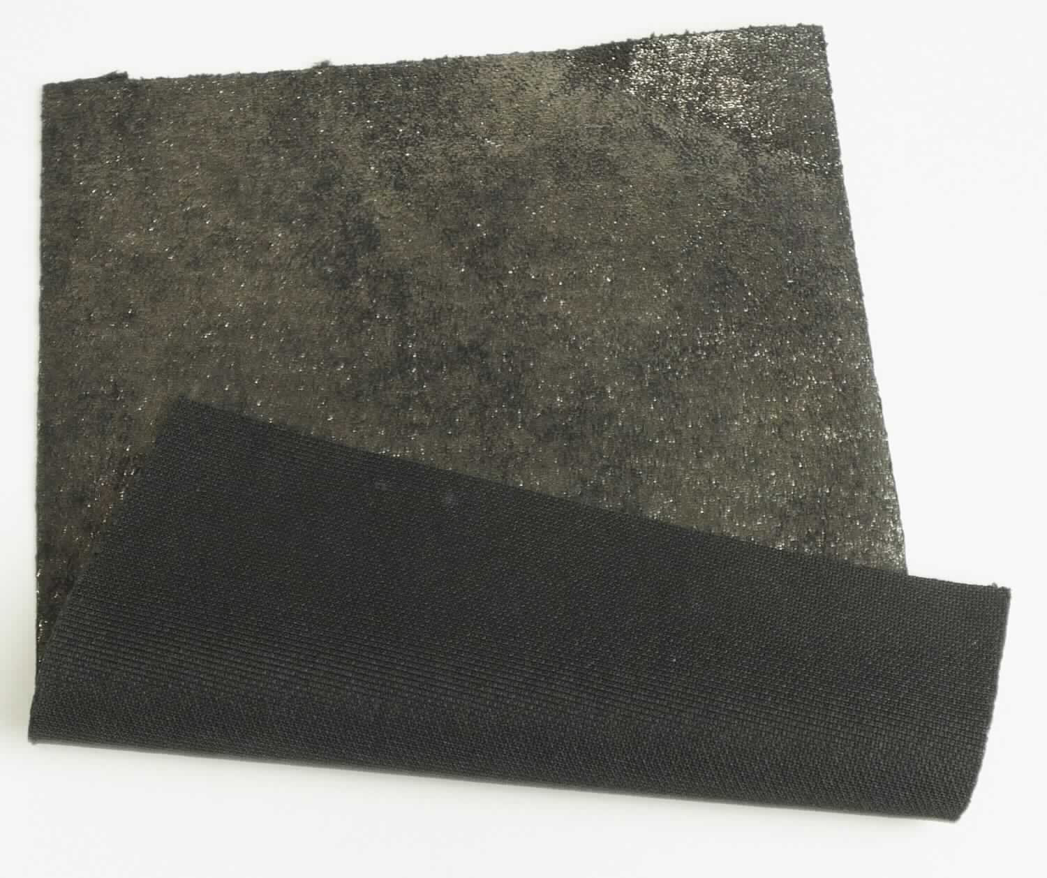 Textillaminat, Foto siehe Anlage,
- als Meterware, laut Antrag mit einer Breite von mehr als 30 cm,
- laut Untersuchungsergebnis:
-- aus zwei mit ihrer ganzen Fläche aufeinander liegenden und so miteinander durch Kleben verbundenen Lagen: 
--- mit einer Oberlage (Schauseite):
---- aus einem geschmirgelten Kuliergewirke aus synthetischen Chemiefasern,
---- musterbildend mit metallisierter Farbe bedruckt, 
---- ohne Flor- oder Schlingenoberfläche,
---- keine Elastomergarne oder Kautschukfäden enthaltend,
--- mit einer Unterlage: 
---- aus einem gefärbten Kuliergewirke aus synthetischen Chemiefasern,
---- keine Elastomergarne oder Kautschukfäden enthaltend,
- das die Schauseite bildende bedruckte Kuliergewirke verleiht der Ware insbesondere im Hinblick auf die  
  Verwendung als Obermaterial für Schuhe ihren wesentlichen Charakter.

"Gewirke, anderes als in den Position 6001 bis 6005 genannte, aus synthetischen Chemiefasern, bedruckt"