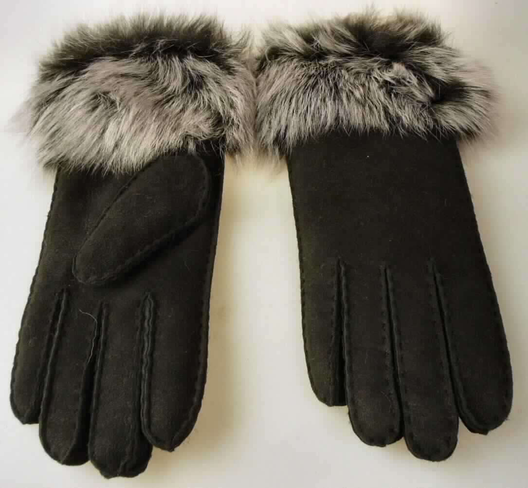 Handschuhe aus Pelzfellen, Abbildung siehe Anlage, 
- in Form von Fingerhandschuhen, 
- aus mit dem Haarkleid gegerbten Fellstücken von Lämmern (laut Antrag) zusammengenäht,
- die Fellseite bildet das Innere und die Lederseite die Außenseiten der Handschuhe,
- am Bund mit mit einem Besatz aus ungeschorenen Fellstücken von Lämmern (lt. Antrag).

"Bekleidungszubehör (Handschuhe), aus Pelzfellen von Lämmern"