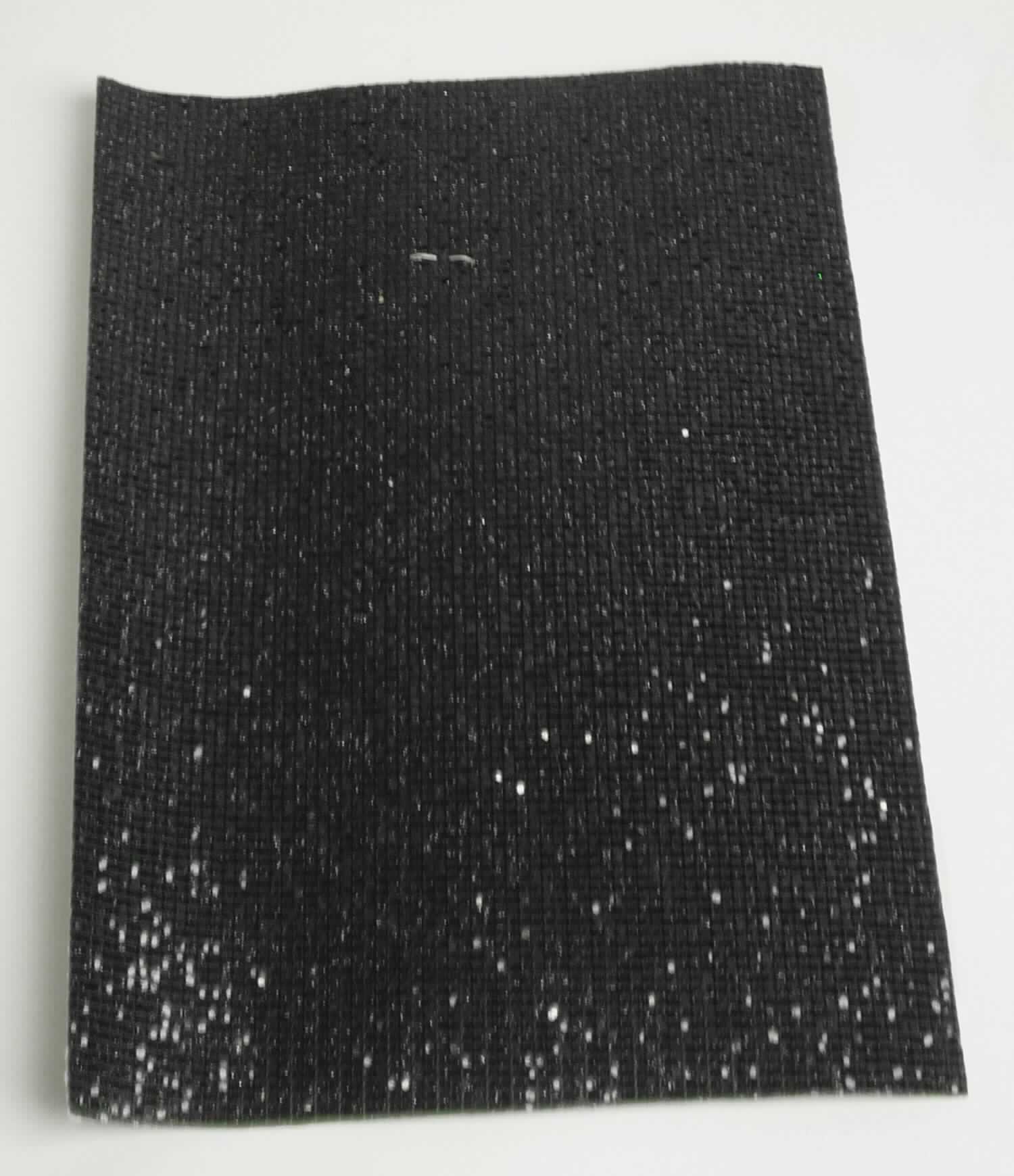 Textillaminat, Foto siehe Anlage,
- als Meterware, laut Antrag mit einer Breite von mehr als 30 cm,
- laut Untersuchungsergebnis:
-- aus drei mit ihrer ganzen Fläche aufeinander liegenden und so miteinander durch Kleben verbundenen Lagen:
--- mit einer Oberlage (Schauseite):
---- aus einem gefärbten Kettengewirke aus synthetischen Chemiefasern, 
---- ohne Flor- oder Schlingenoberfläche,
---- keine Elastomergarne oder Kautschukfäden enthaltend,
---- anderes als im Sinne der Unterpositions-Anmerkung 1 zu Kapitel 60,
--- mit einer Zwischenlage (Mitte):
---- mittels Kleber auf einem Kunststoff (laut Antrag: Polyurethan) aufgebrachte, metallisierte Kunststoff-Partikel,
--- mit einer Unterlage:
---- aus einem buntgewebten Gewebe in Leinwandbindung,
- das die Schauseite bildende Kettengewirke verleiht der Ware insbesondere im Hinblick auf die Verwendung als
  Obermaterial für Schuhe ihren wesentlichen Charakter.

"Kettengewirke, anderes als solche der Positionen 6001 bis 6004, aus synthetischen Chemiefasern, anderes
 als in der Unterposition 6005 35 genannte, gefärbt"