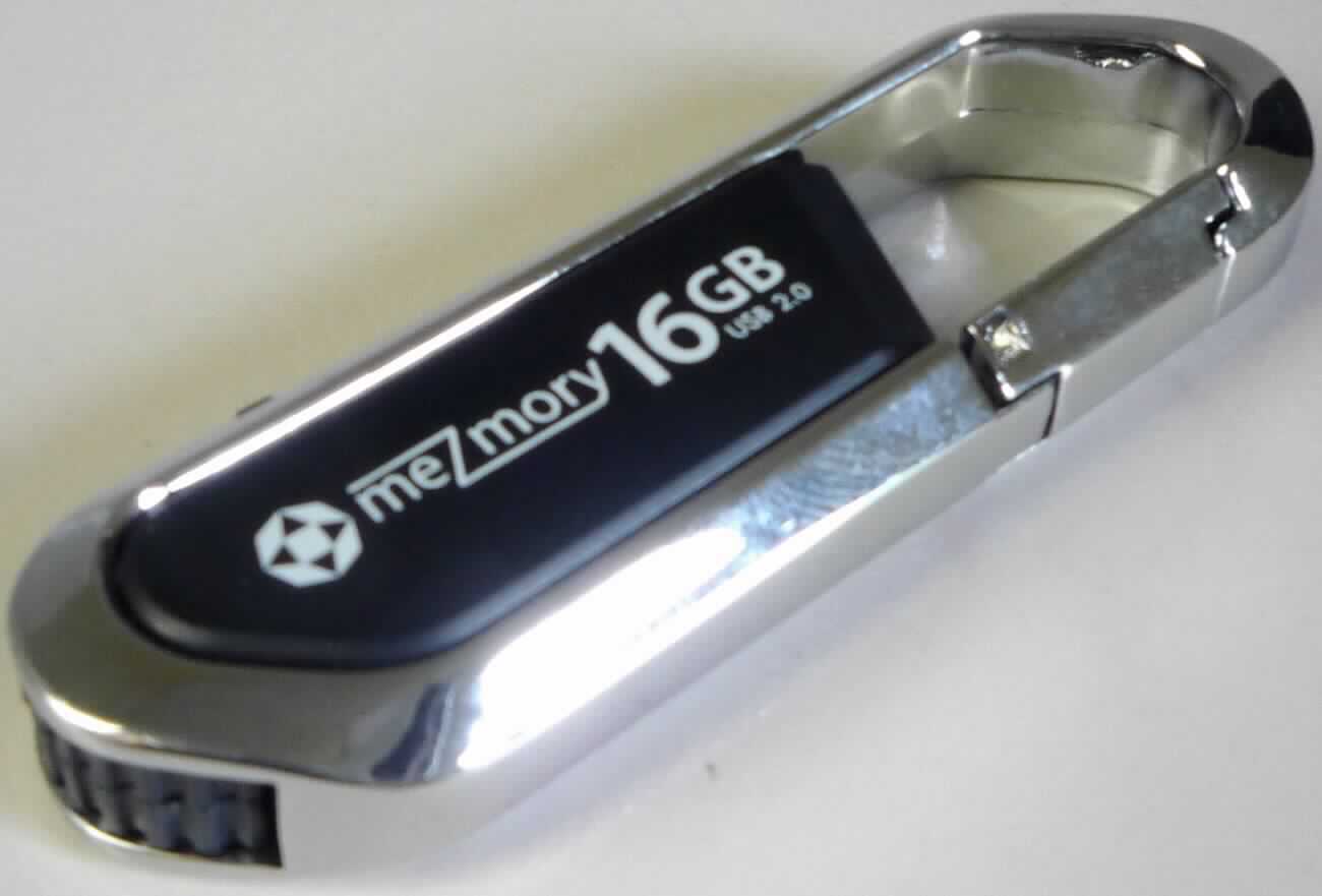 Der USB-Speicherstick mit der Bezeichnung "meZmory Clip / USB-Stick Clip" besteht im Wesentlichen aus einer mit einem Flash-Speicher und einem Chipcontroller sowie weiteren passiven diskreten Bauelementen bestückten Leiterplatte mit USB-Anschluss.

Die Speicherkapazität beträgt je nach Modell 8, 16 oder 32 GB: 
- Artikel 1-20-1-39-01 mit 8 GB
- Artikel 1-20-3-39-01 mit 16 GB
- Artikel 1-20-5-39-01 mit 32 GB

Der Stick enthält keine Aufzeichnung und ist zur Datenaufzeichnung und -wiedergabe nach Anschluss an die USB-Schnittstelle unterschiedlicher Geräte bestimmt.
Das Gehäuse des USB-Sticks, aus Plastik und Edelstahl, verfügt über einen Karabiner zur universellen Befestigung (z. B. an Schlüsselbunden, Rücksäcken etc.)

Das Erzeugnis ist als "Halbleiter-Aufzeichnungsträger, nicht flüchtige Halbleiterspeichervorrichtung, ohne Aufzeichnung" einzureihen.

Anlage: 1 Abbildung