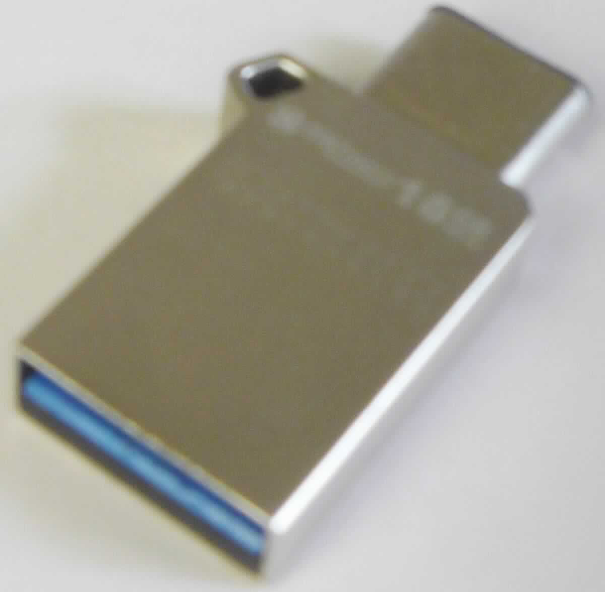 Der USB-Speicherstick mit der Bezeichnung "meZmory Go / USB Go" besteht im Wesentlichen aus einer mit einem Flash-Speicher und einem Chipcontroller sowie weiteren passiven diskreten Bauelementen bestückten Leiterplatte mit zwei USB-Anschlüssen (USB 3.0 / USB C 3.1).

Details:
- Speicherkapazität: 32 GB (Artikel 1-31-5-41-02)
- Material: stoßfestes und wasserdichtes Metallgehäuse
- Farbe: silber
- Befestigungsöse

Der Stick in Schlüsselform enthält keine Aufzeichnung und ist zur Datenaufzeichnung und -wiedergabe nach Anschluss an die USB-Schnittstelle unterschiedlicher Geräte bestimmt.

Das Erzeugnis ist als "Halbleiter-Aufzeichnungsträger, nicht flüchtige Halbleiterspeichervorrichtung, ohne Aufzeichnung" einzureihen.

Anlage: 1 Abbildung