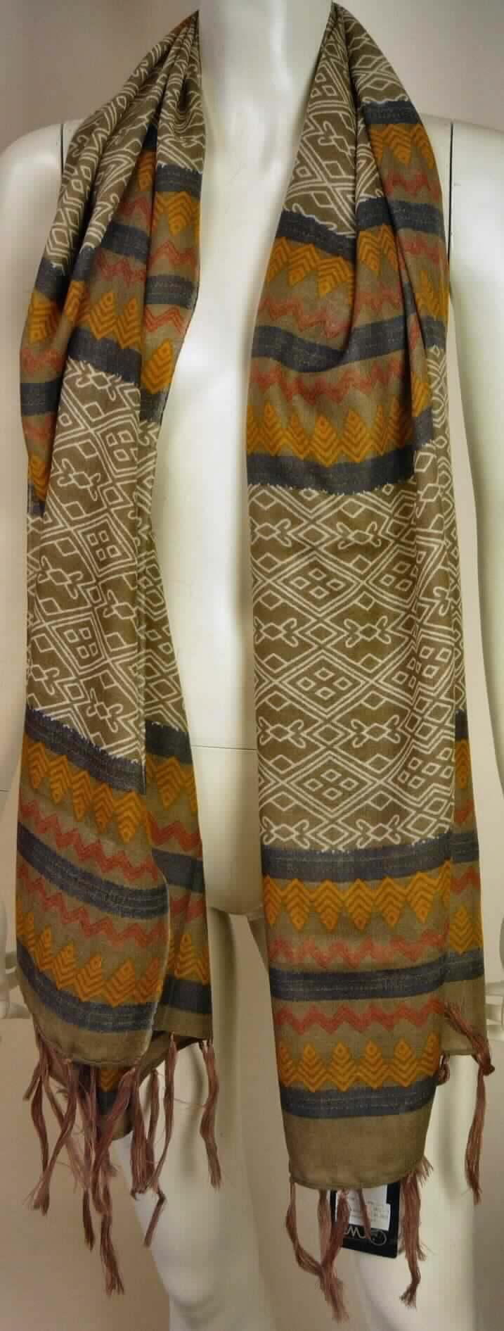 Schal, sog. Schal Breelong Scarf W03094, Foto siehe Anlage,
- aus ca. 0,4 mm dicken, buntgewebten (musterbildenden) Geweben aus lt. Antrag 100 % Merinowolle,
- rechteckig, in den Abmessungen: ca. 177 cm x 65 cm (ohne Fransen),
- an den Längsseiten mit echten Webkanten, 
- an den Schmalseiten durch Umschlagen und Festnähen gesäumt (dadurch konfektioniert), mit
  angeknoteten Fransen,
- nicht handgearbeitet.

"Schal, aus Geweben, aus Wolle, nicht handgearbeitet"