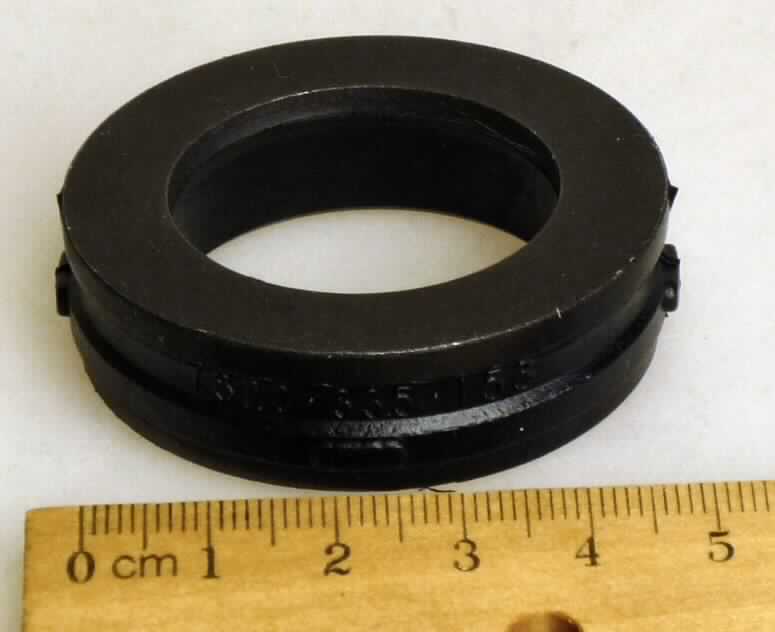 Angaben des Antragstellers: Dämpferring aus Gummi und Metall

Feststellungen an einem Warenmuster:
Metallischer Ring mit einem Durchmesser von ca. 4,9 cm. Der Ring weist eine Zwischenlage aus Weichkautschuk auf.

Es handelt sich bei der Ware um eine Gummi-Metallware der Unterposition 4016 9991.