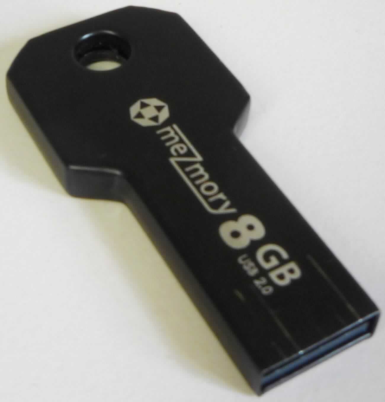 Der USB-Speicherstick mit der Bezeichnung "meZmory Key / USB Key" besteht im Wesentlichen aus einer mit einem Flash-Speicher und einem Chipcontroller sowie weiteren passiven diskreten Bauelementen bestückten Leiterplatte mit USB-Anschluss.

Details:
- Speicherkapazität: 8 GB (Artikel 1-20-1-32-01)
- Material: wasserdichtes Edelstahlgehäuse
- Farbe: schwarz

Der Stick in Schlüsselform enthält keine Aufzeichnung und ist zur Datenaufzeichnung und -wiedergabe nach Anschluss an die USB-Schnittstelle unterschiedlicher Geräte bestimmt.

Das Erzeugnis ist als "Halbleiter-Aufzeichnungsträger, nicht flüchtige Halbleiterspeichervorrichtung, ohne Aufzeichnung" einzureihen.

Anlage: 1 Abbildung